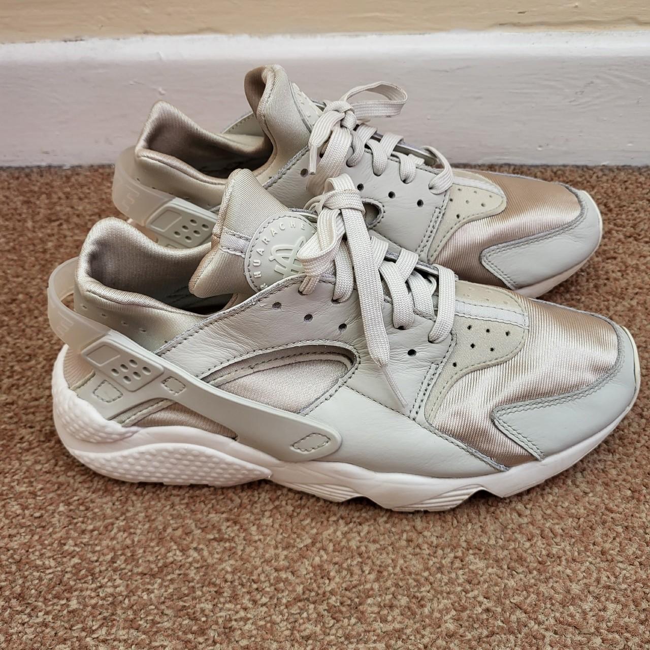 Black and white huaraches size 7 best sale