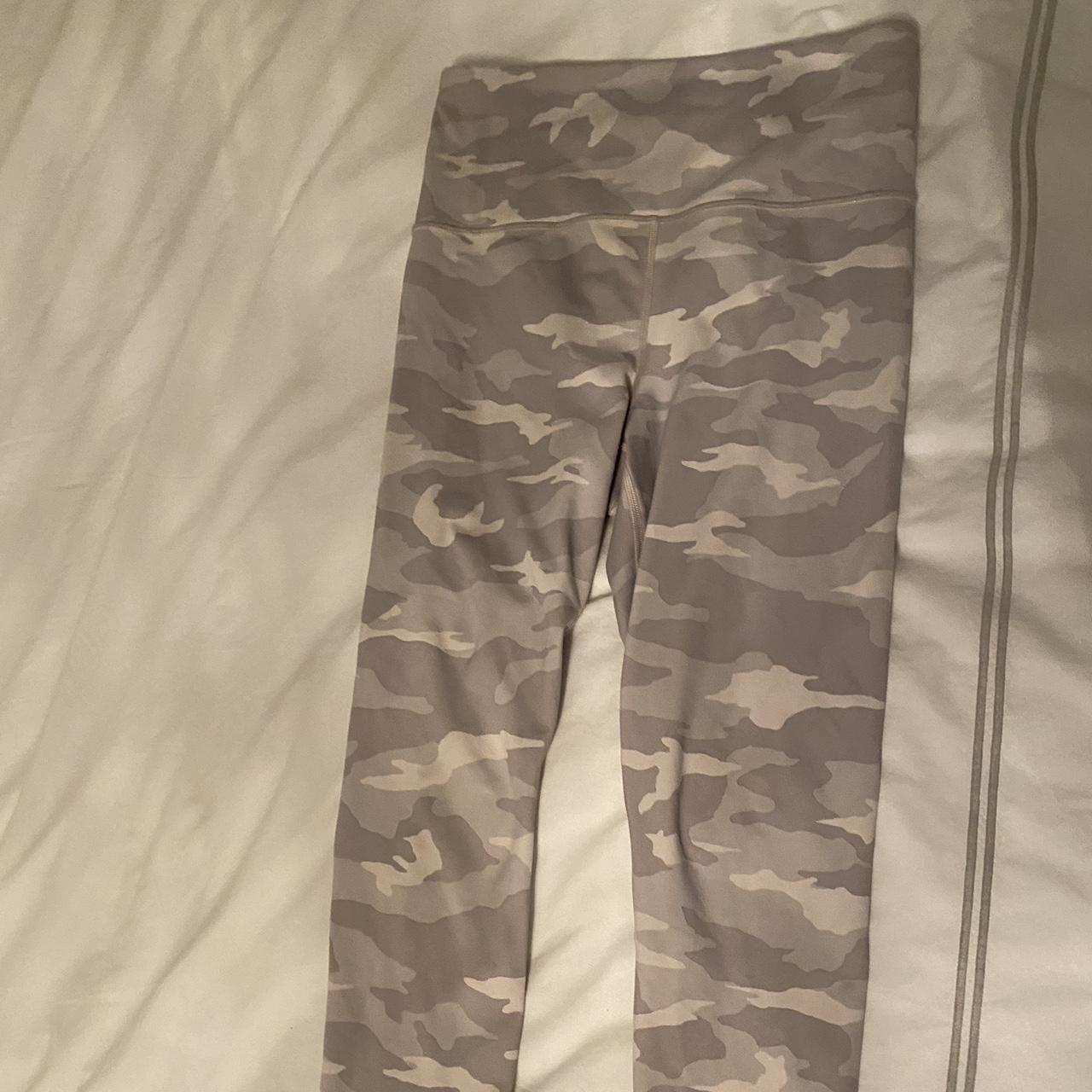 Athleta light camo leggings with side pockets 7/8 - Depop