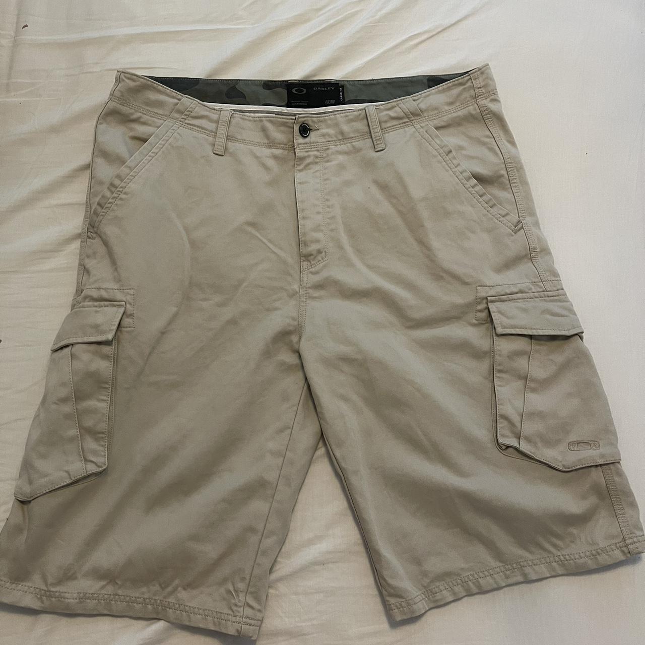 Oakley cargo shorts 40W baggy - Depop