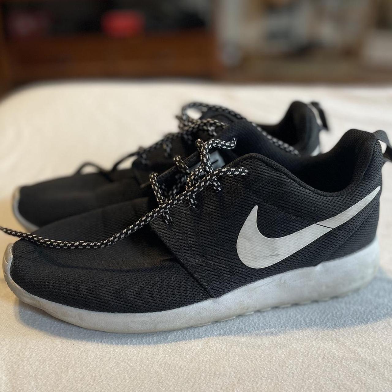 Nike Black and White Sneakers Size 8 - Depop