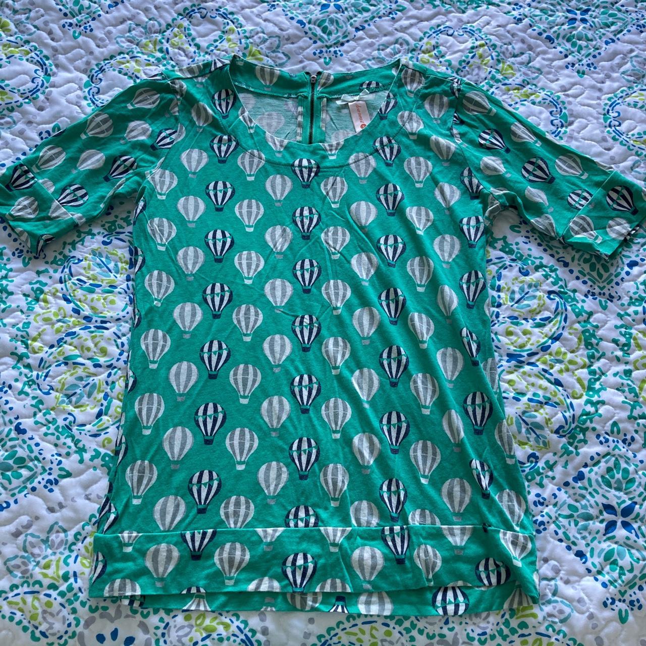 Green shirt with hot air balloon print. The sleeves... - Depop