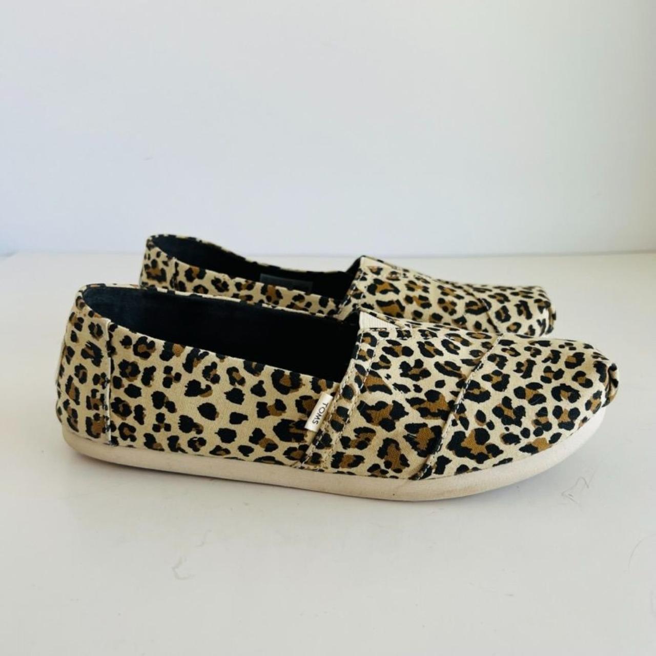 TOMS Women's Tan and Black Trainers Depop