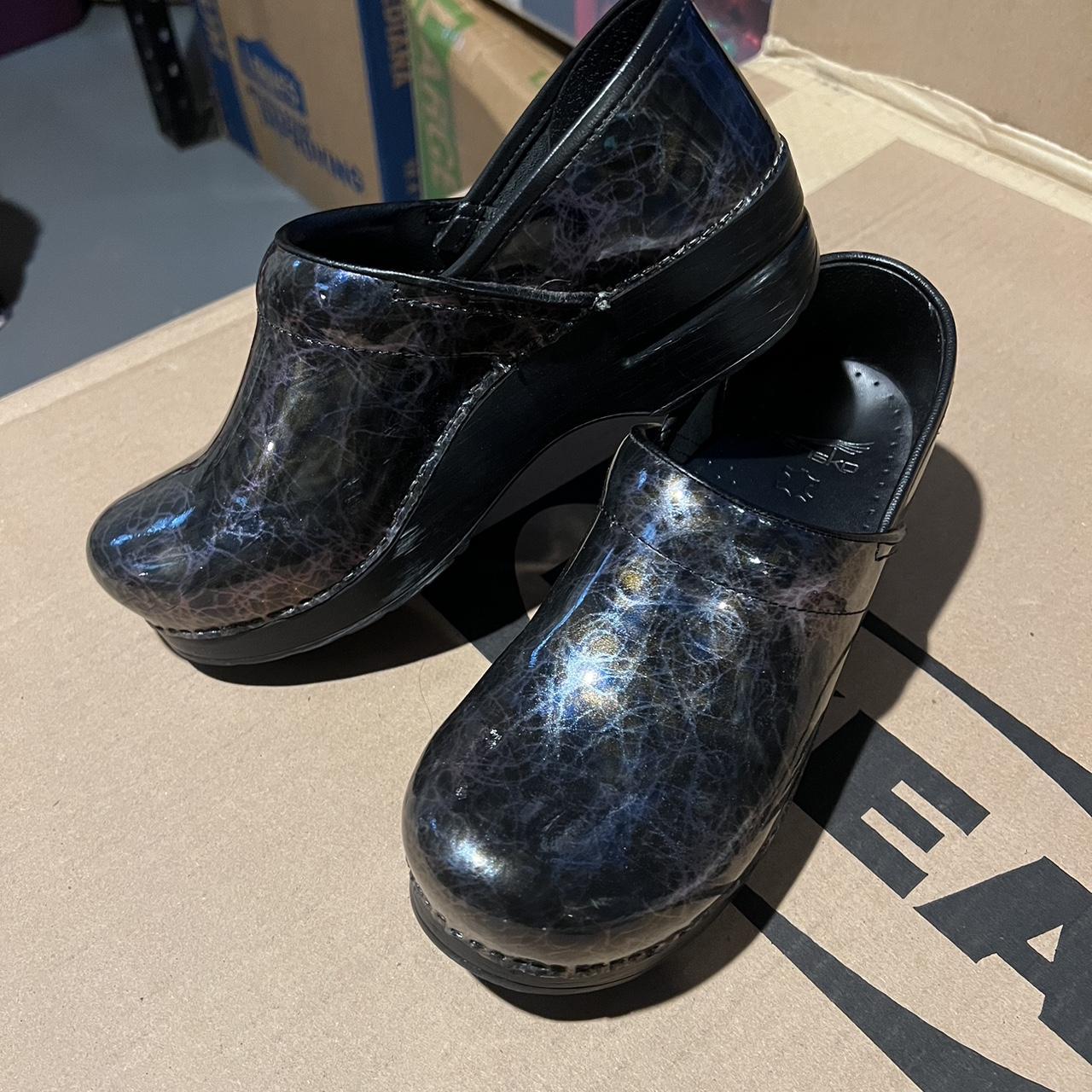 Size 39 hot sale dansko clogs