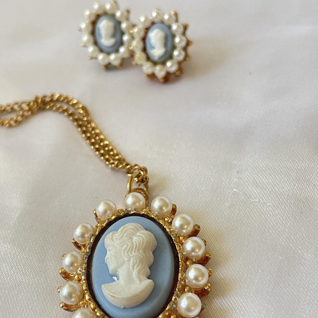 Beautiful Vintage store Cameo Set