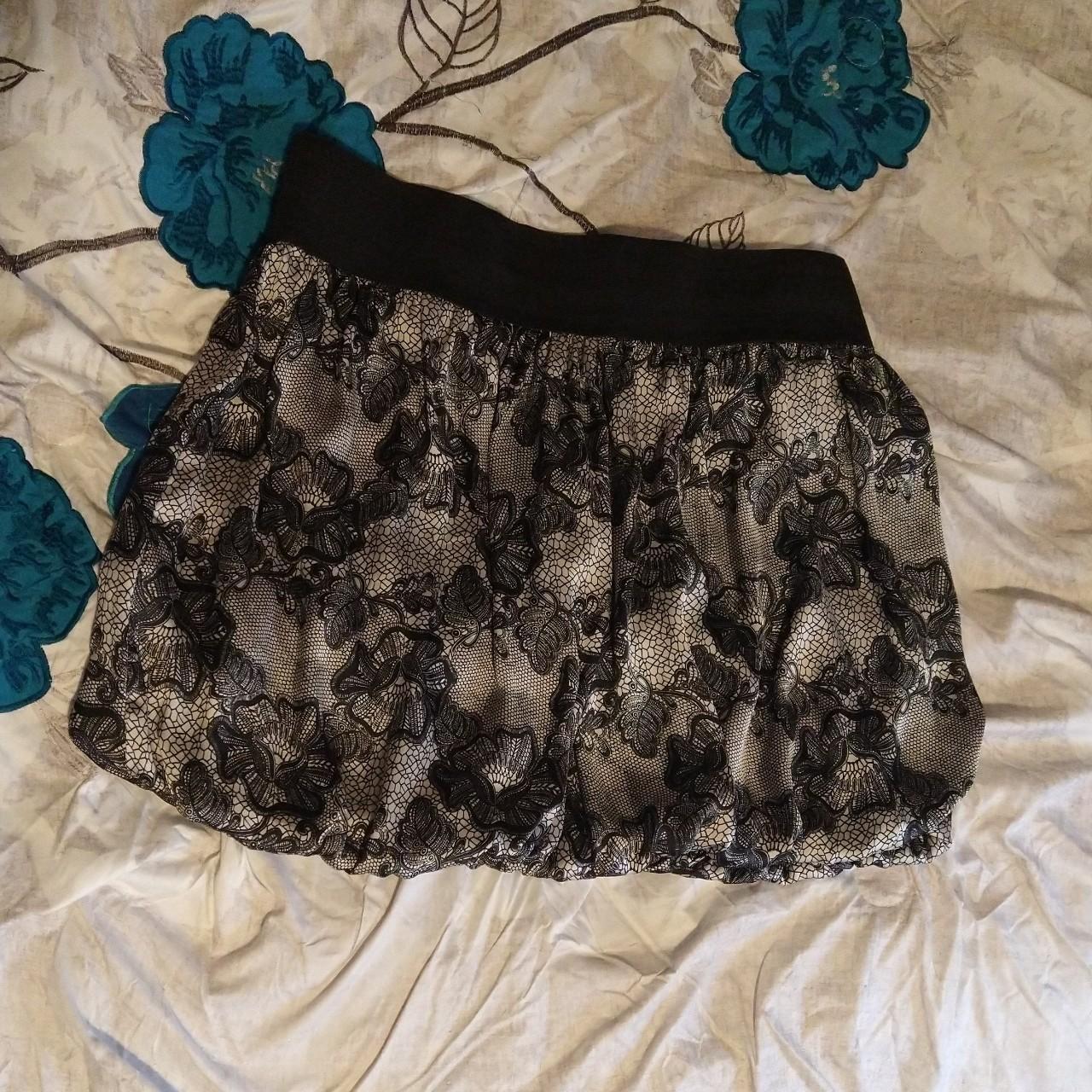 Cute Y2K style bubble hem skirt! Has a nice black... - Depop