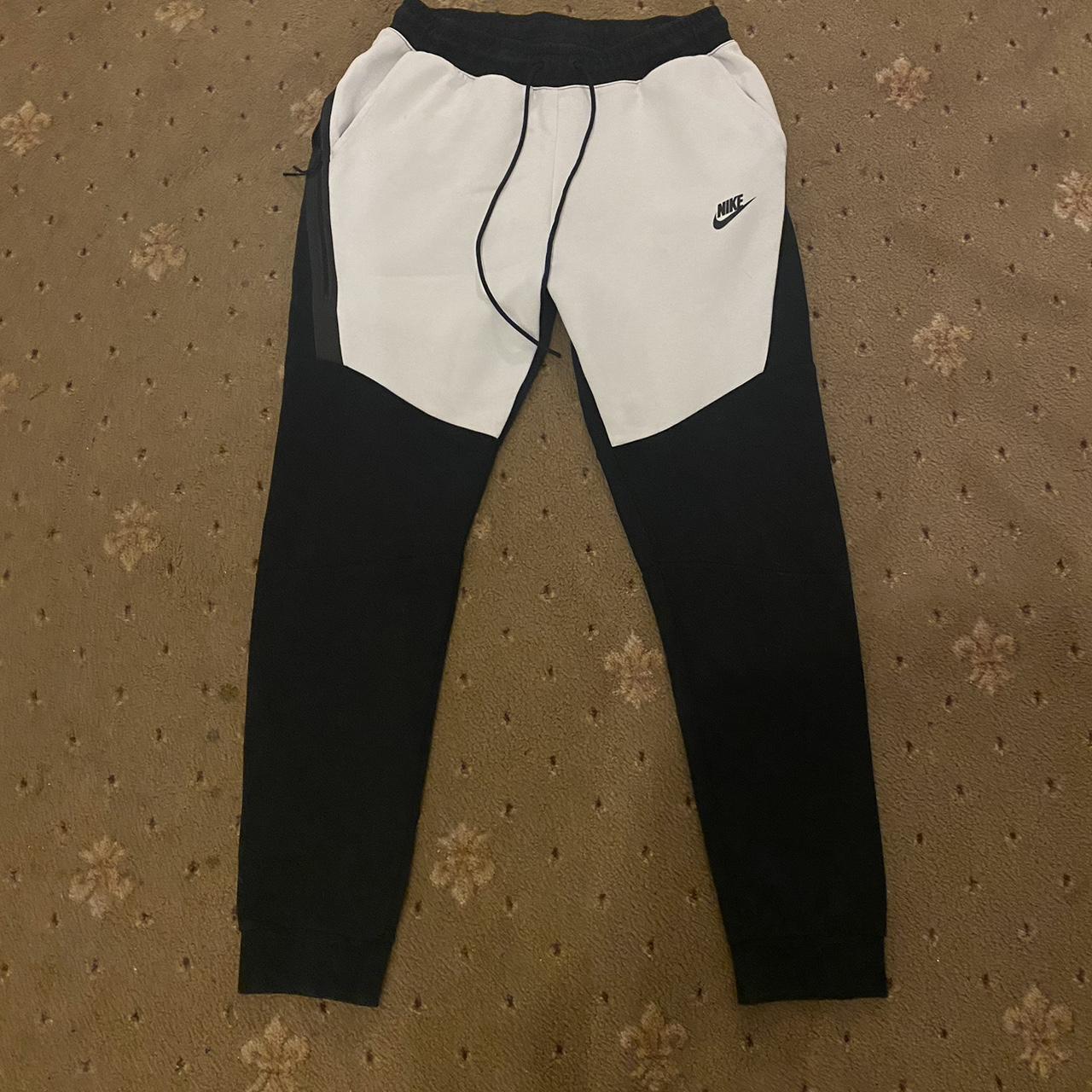 Nike tech fleece joggers black/white large old... - Depop