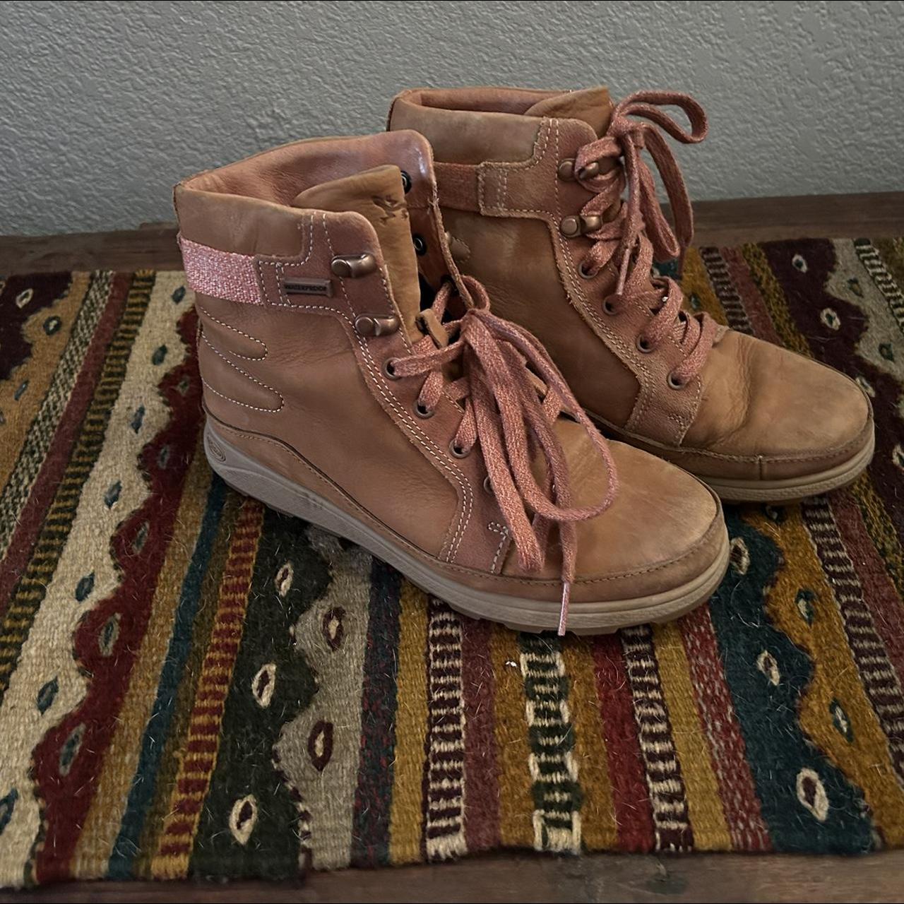 Chaco boots women s Depop