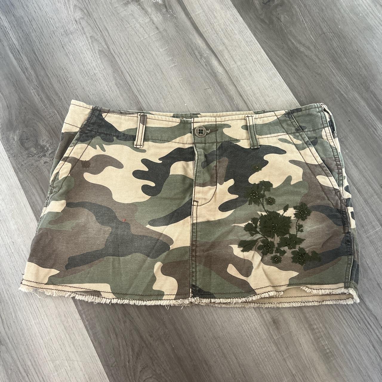 WOMENS SIZE SMALL, AVIA, KEYHOLE, CAMO - Depop