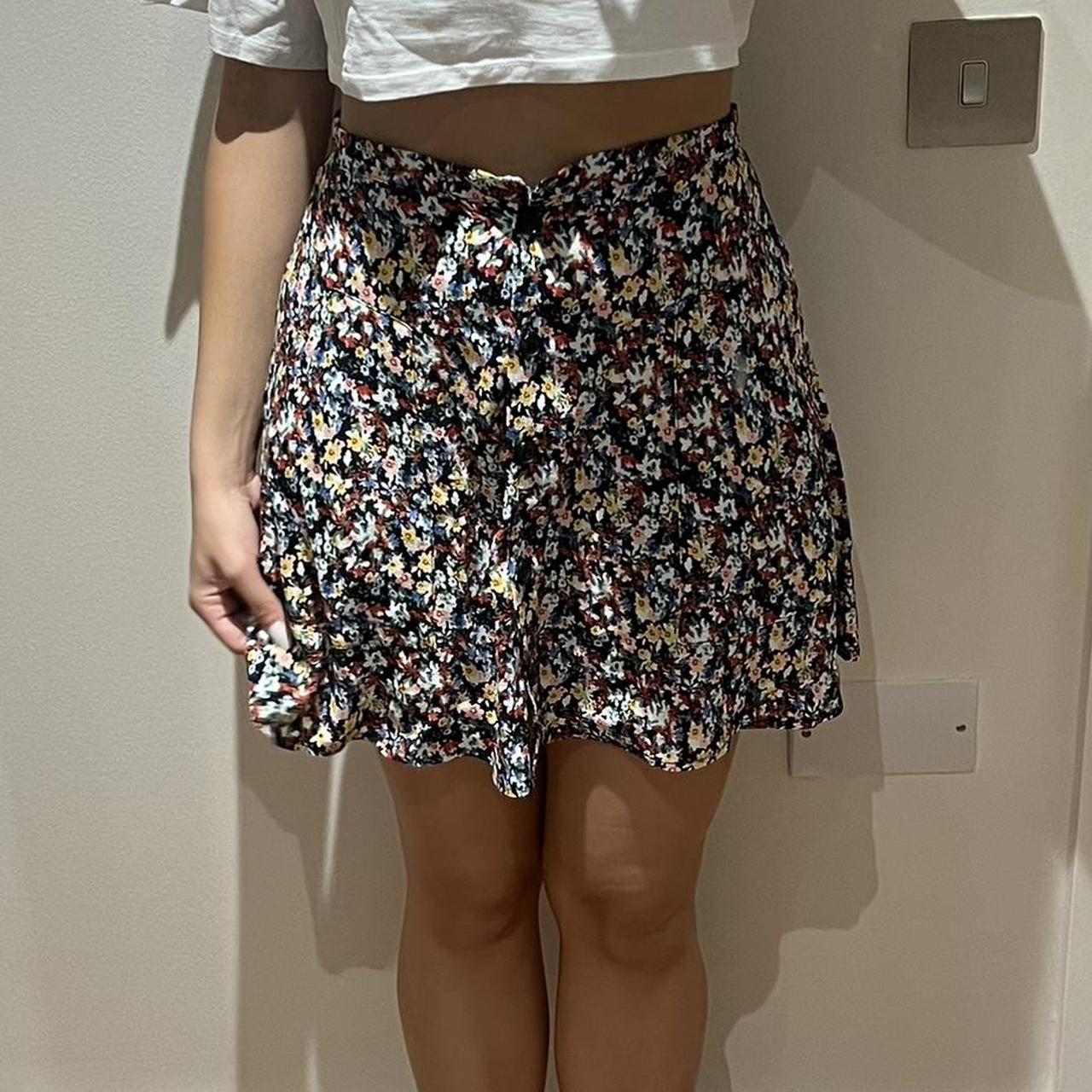 Topshop UK Size 6 flower skirt with buttons and side. Depop