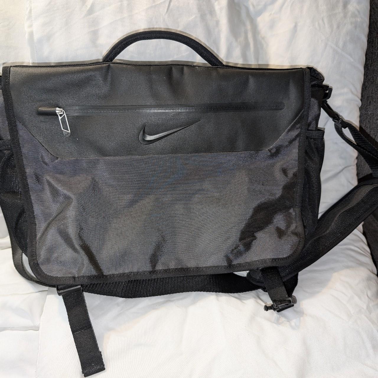 SC00192076 NIKE GOLF DEPARTURE II MESSENGER BAG in