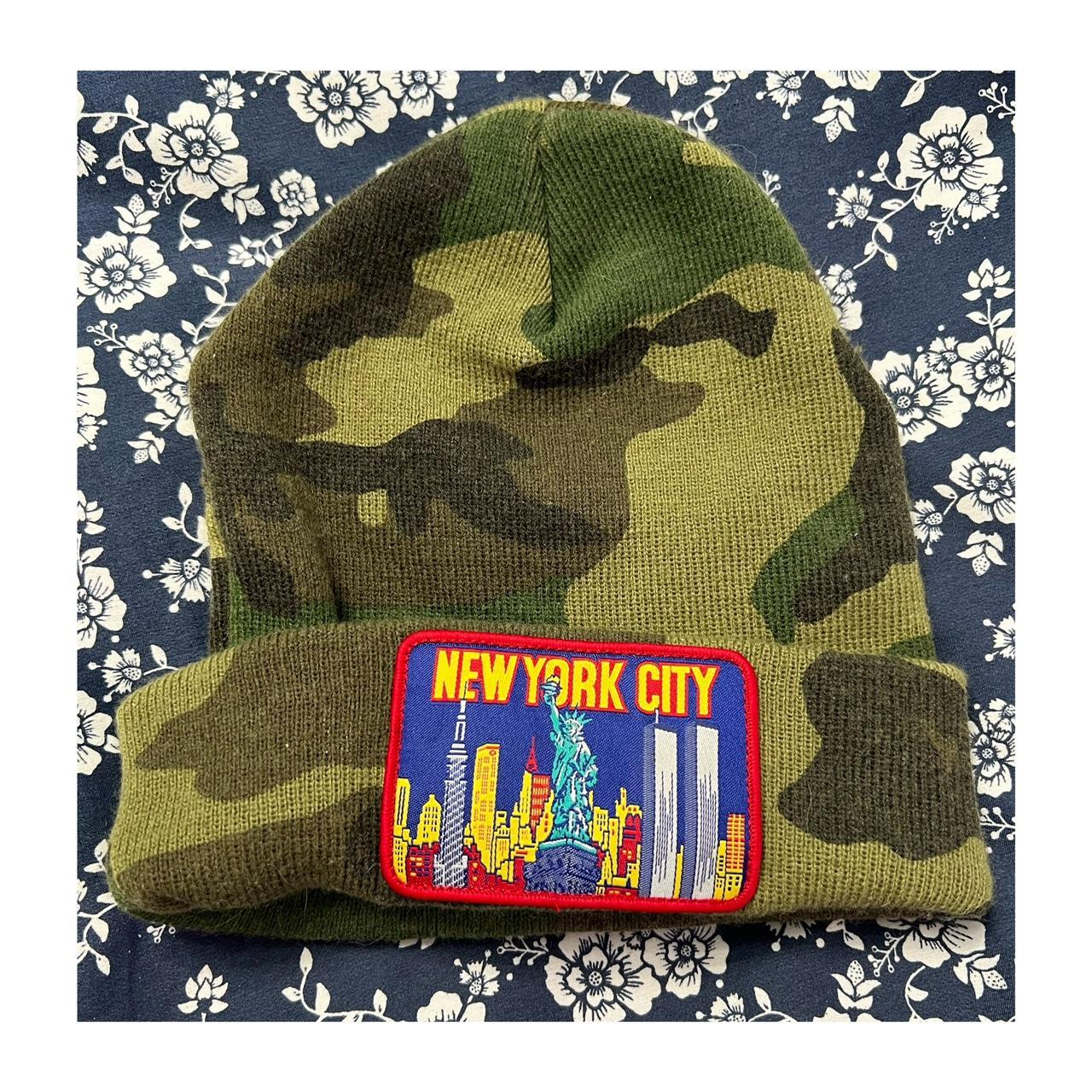 Supreme winter hat. Made of acrylic. New York patch...