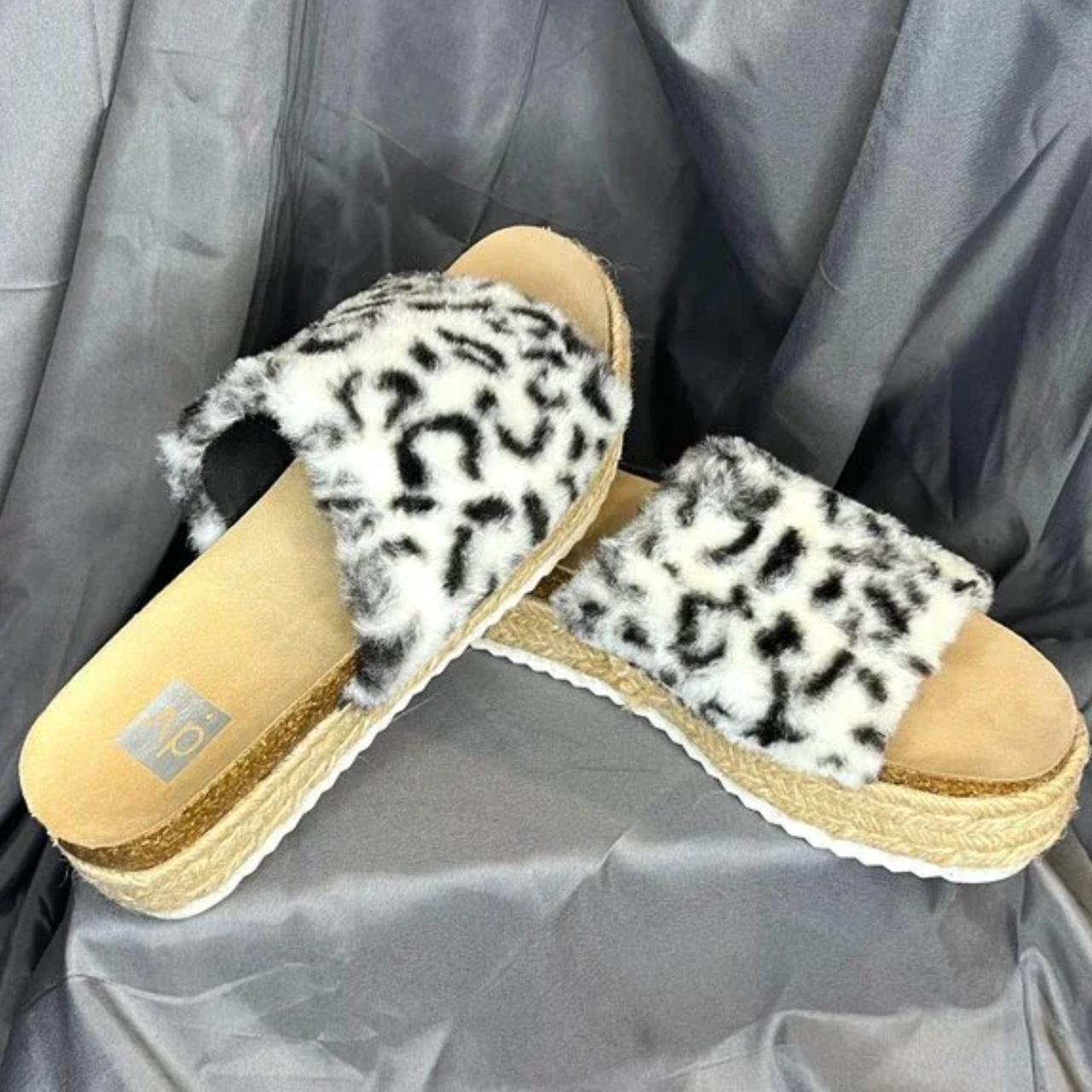 DV Dolce Vita Ilenia Fuzzy Leopard Print Platform. Depop