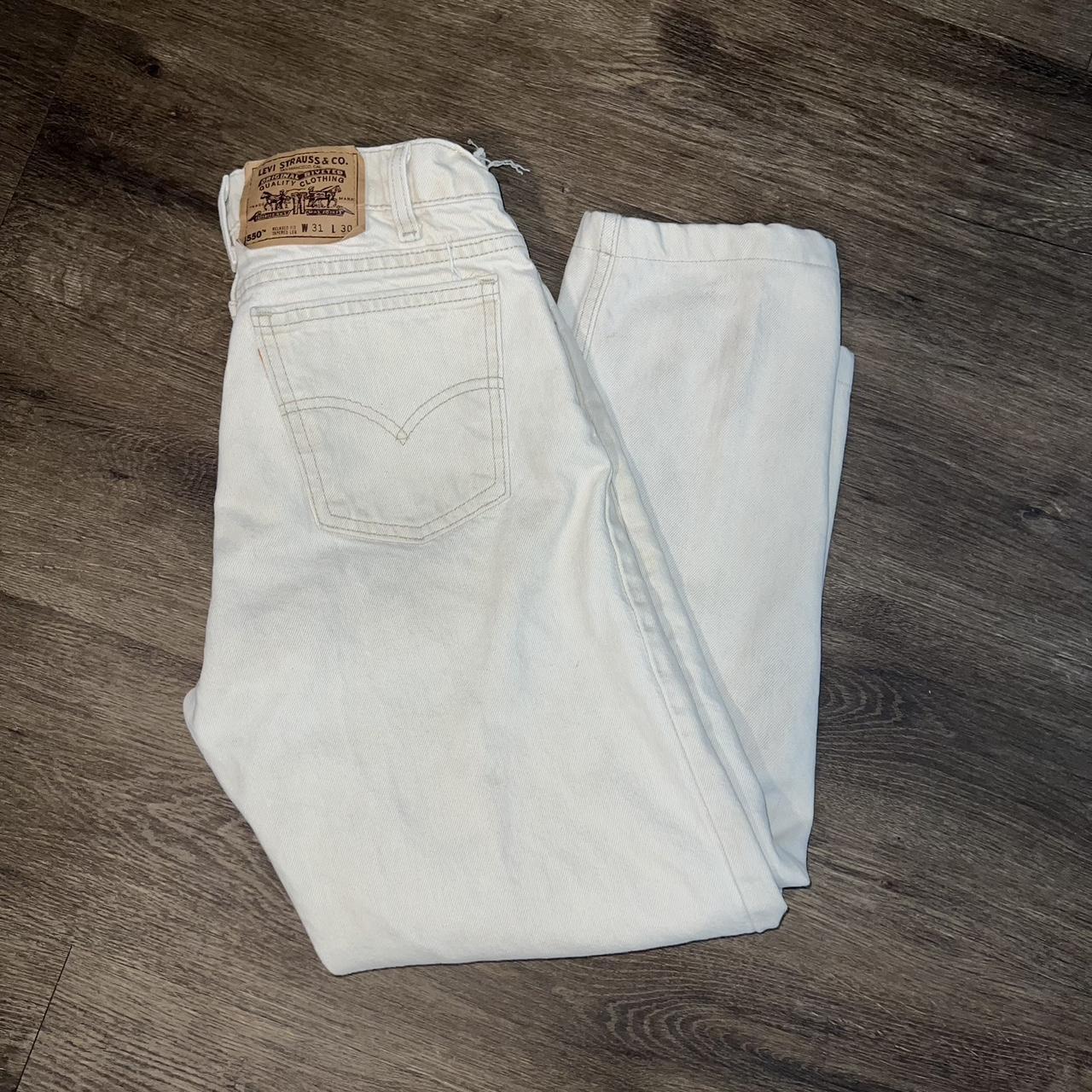 White levi store 550 jeans