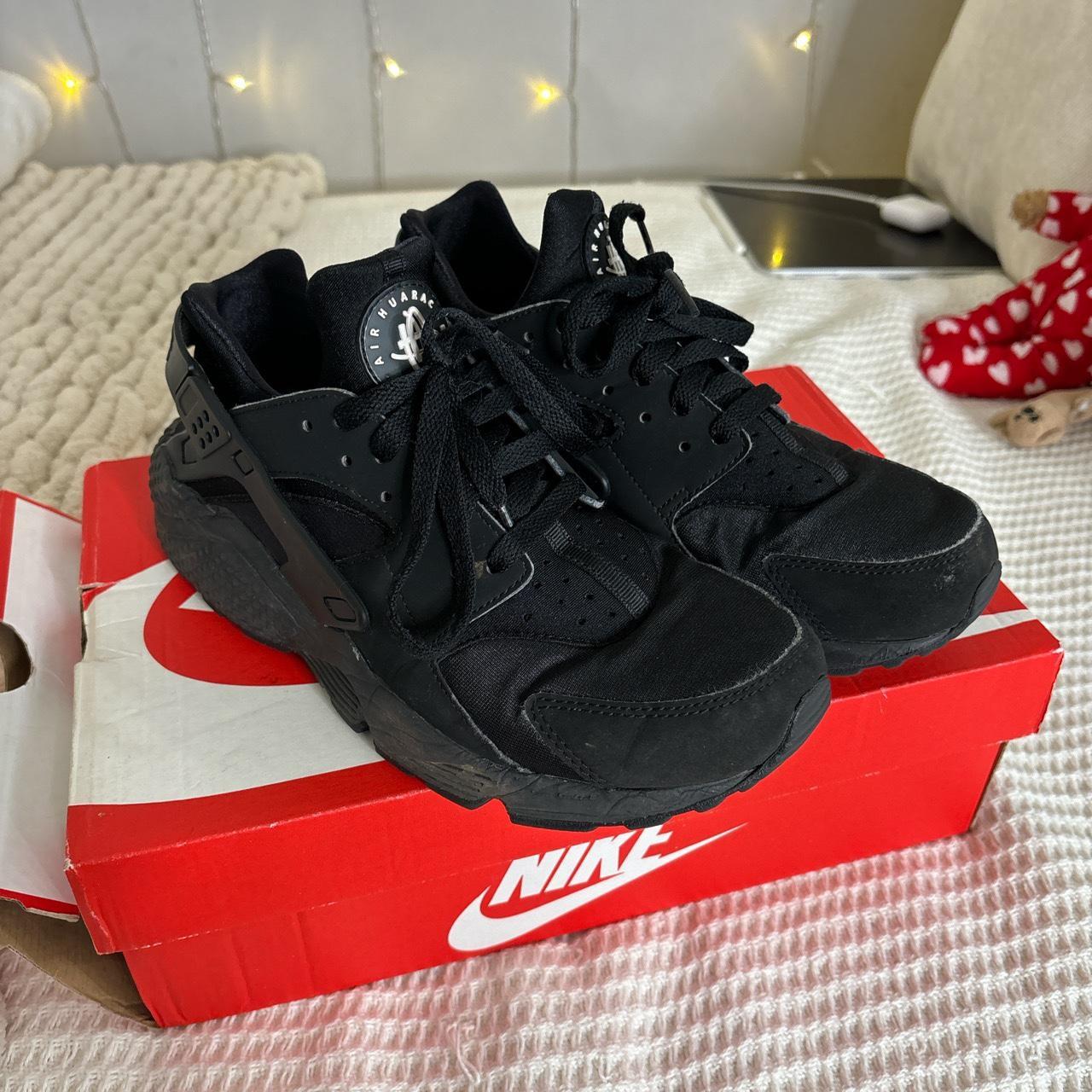 nike air huaraches size 8 women s used and a little Depop