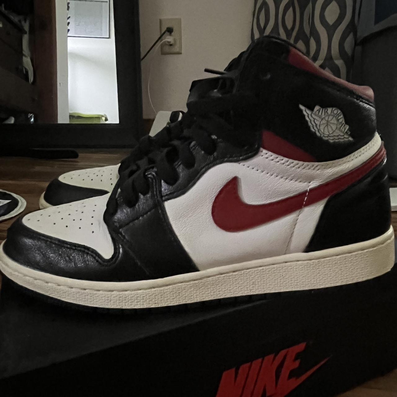 Youth sold Jordan 1 High top size 7