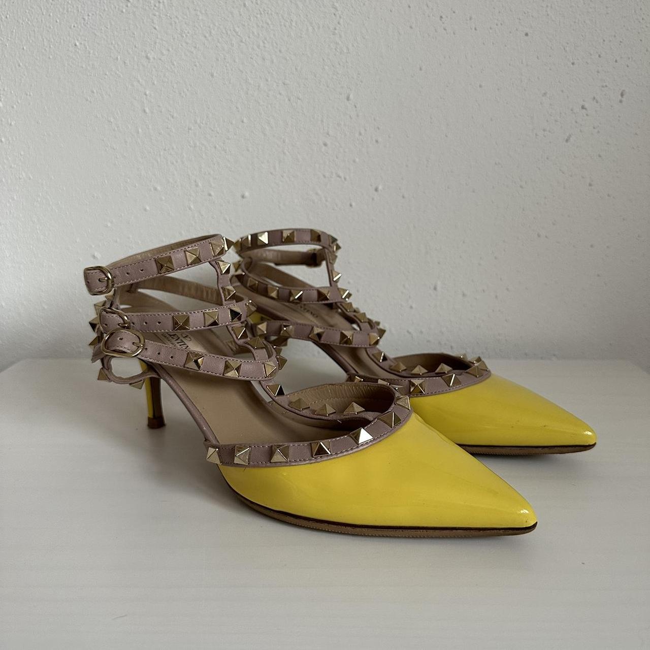 Yellow hot sale valentino rockstud