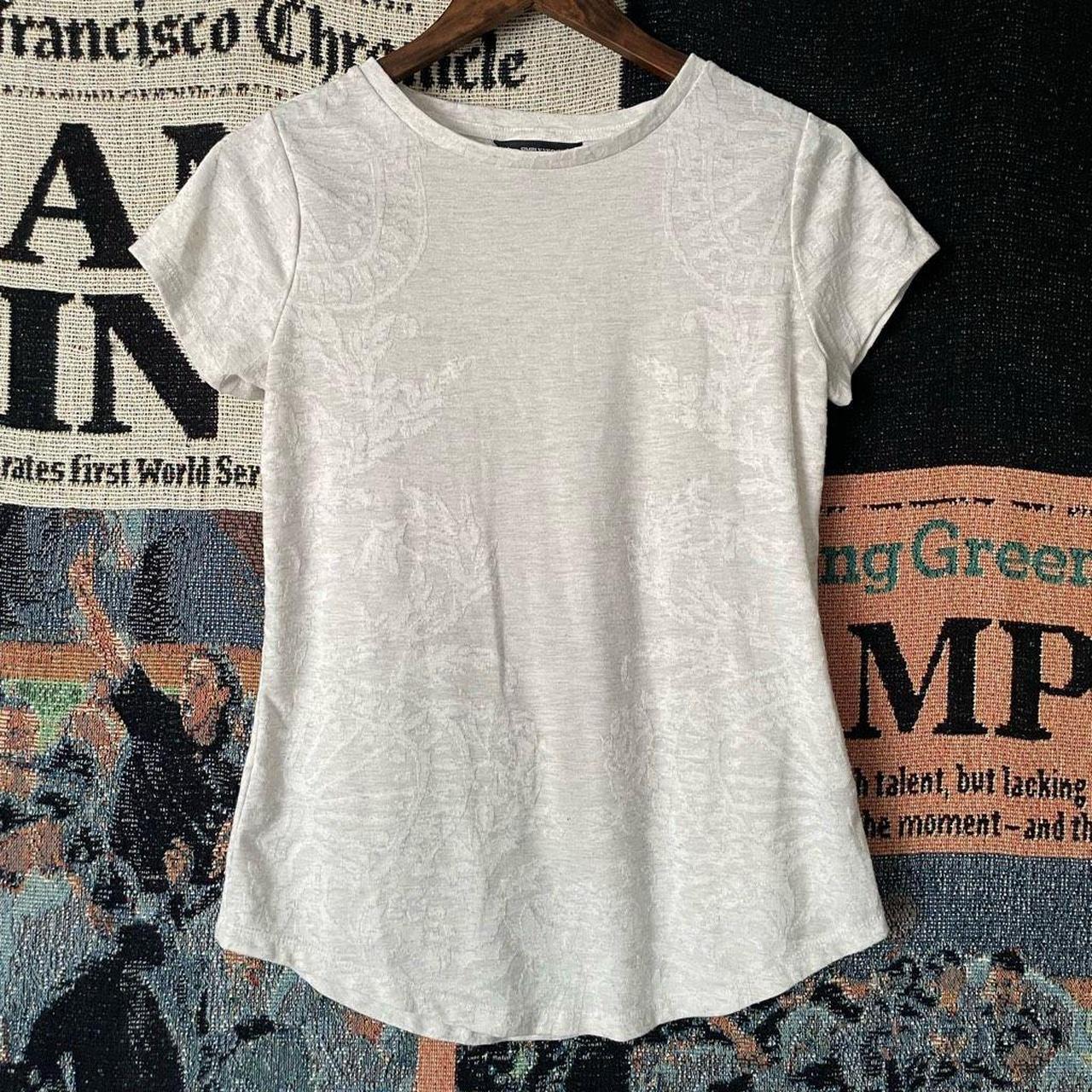 Women's Simply Vera Vera Wang T-shirts | New & Used | Depop