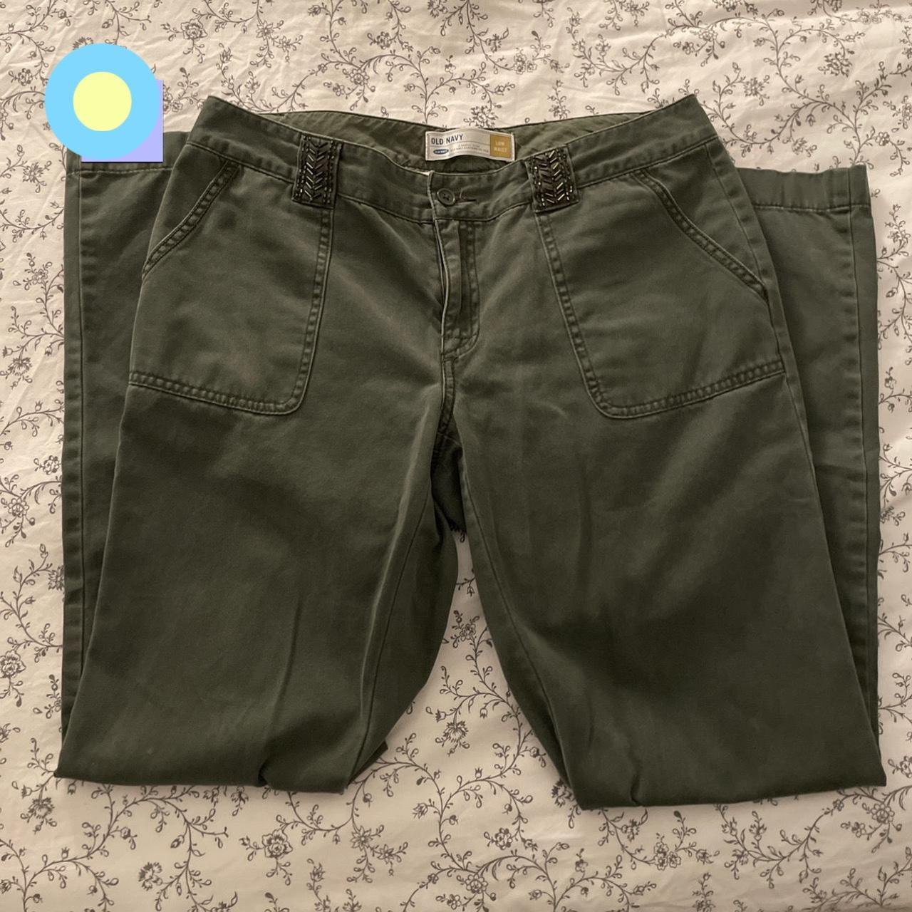 Old navy low rise cargo pants -straight leg - size 6 - Depop