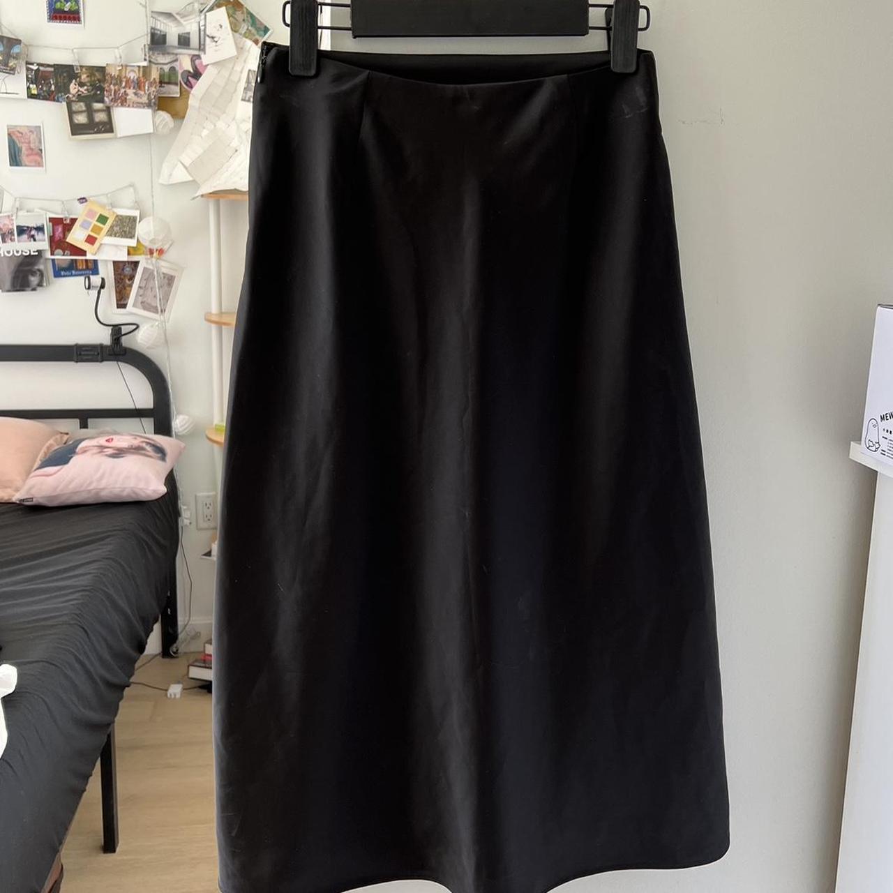 UNIQLO Women's Black Skirt Depop