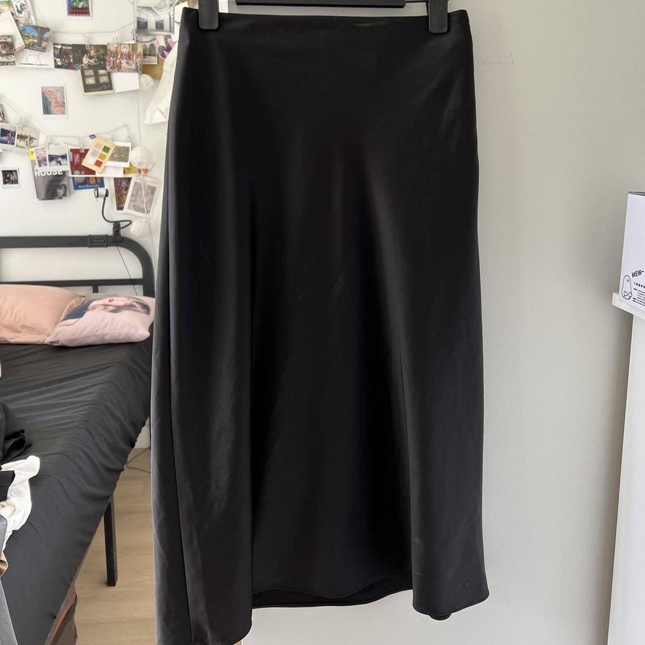 UNIQLO Women's Black Skirt Depop
