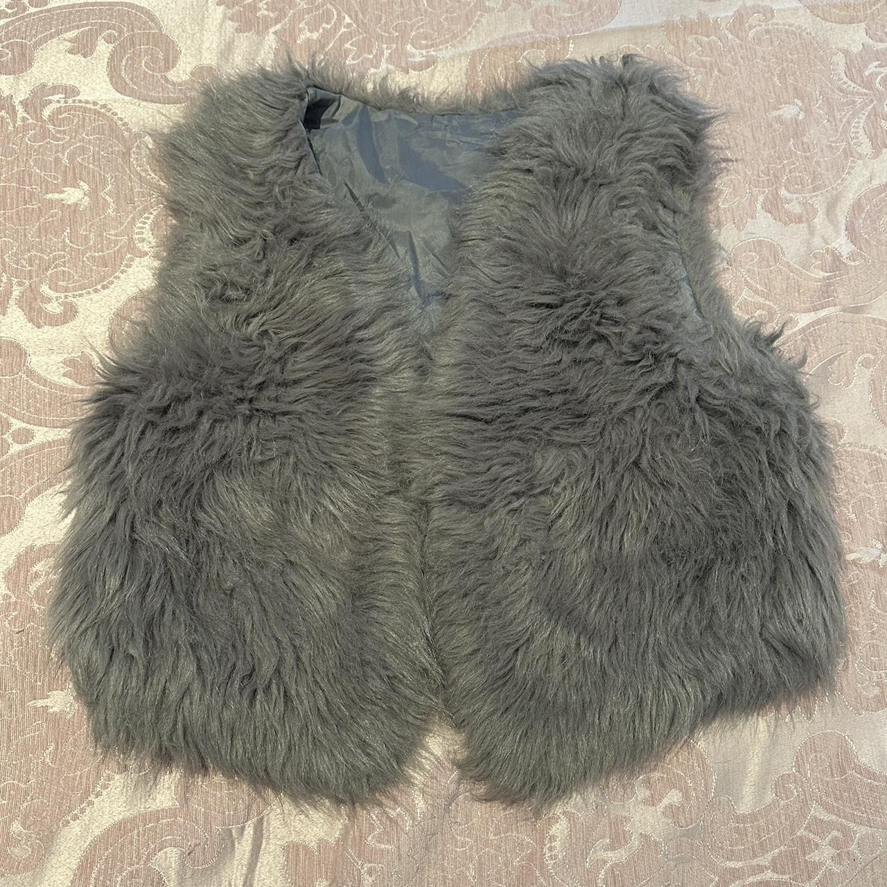 Furry grey vest Size S/8 - Depop