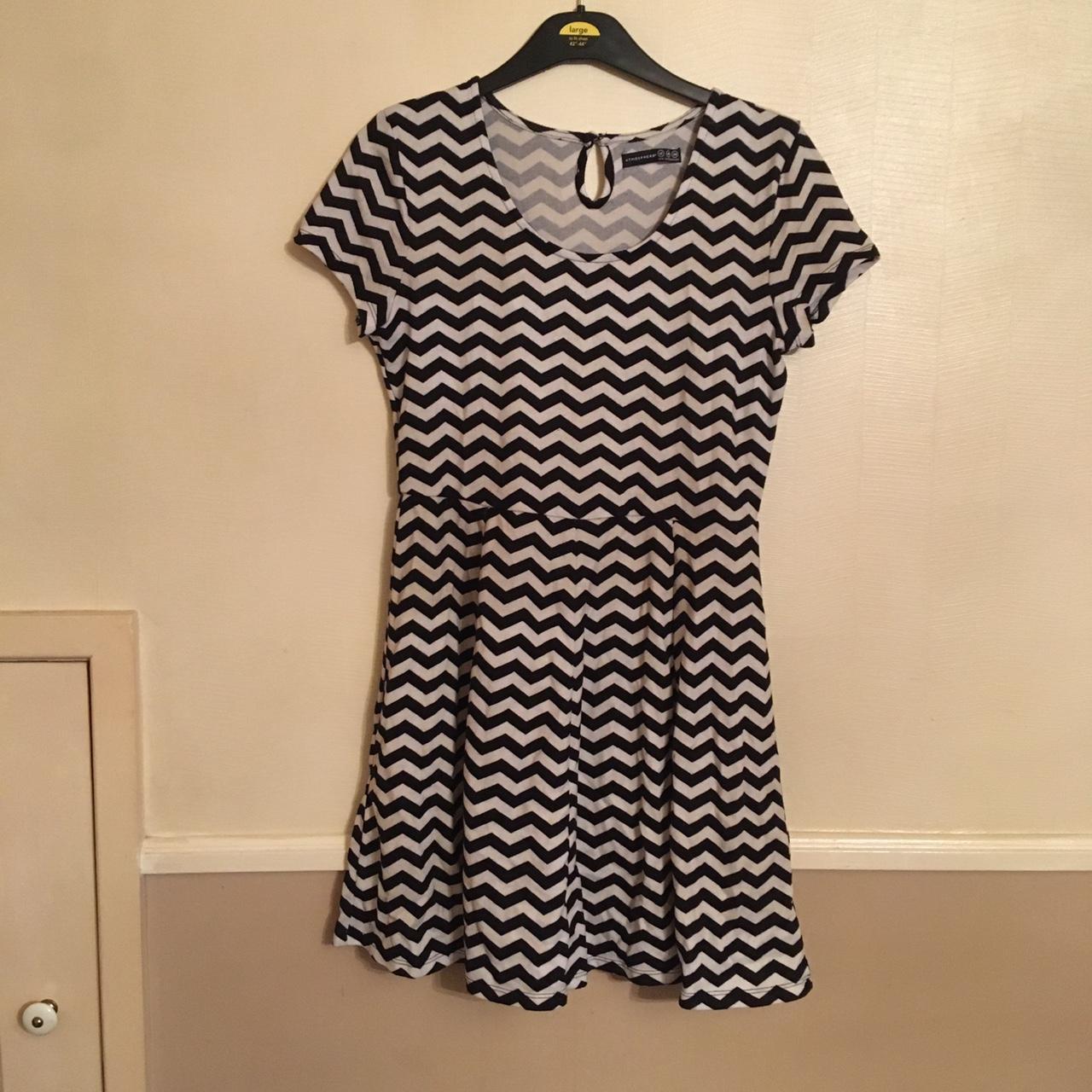 Black and white zig zag dress Size 12 Stretchy... - Depop