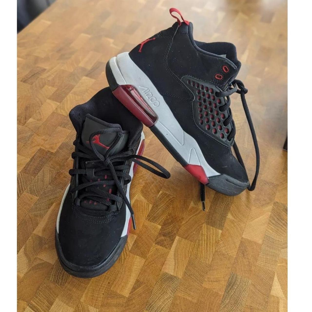 Size Jordan Maxin 200 Black Gym Red