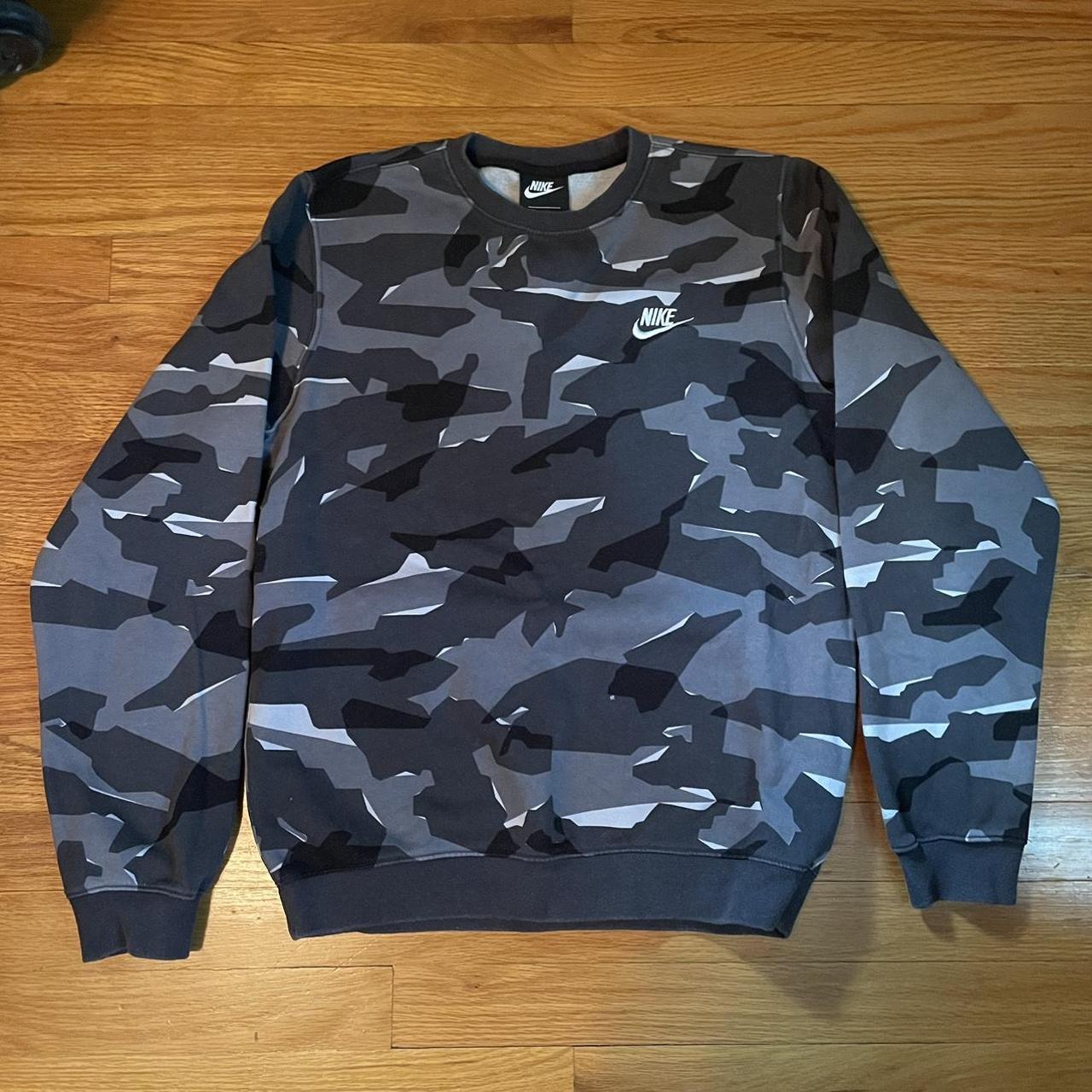 Nike camo best sale crewneck sweatshirt