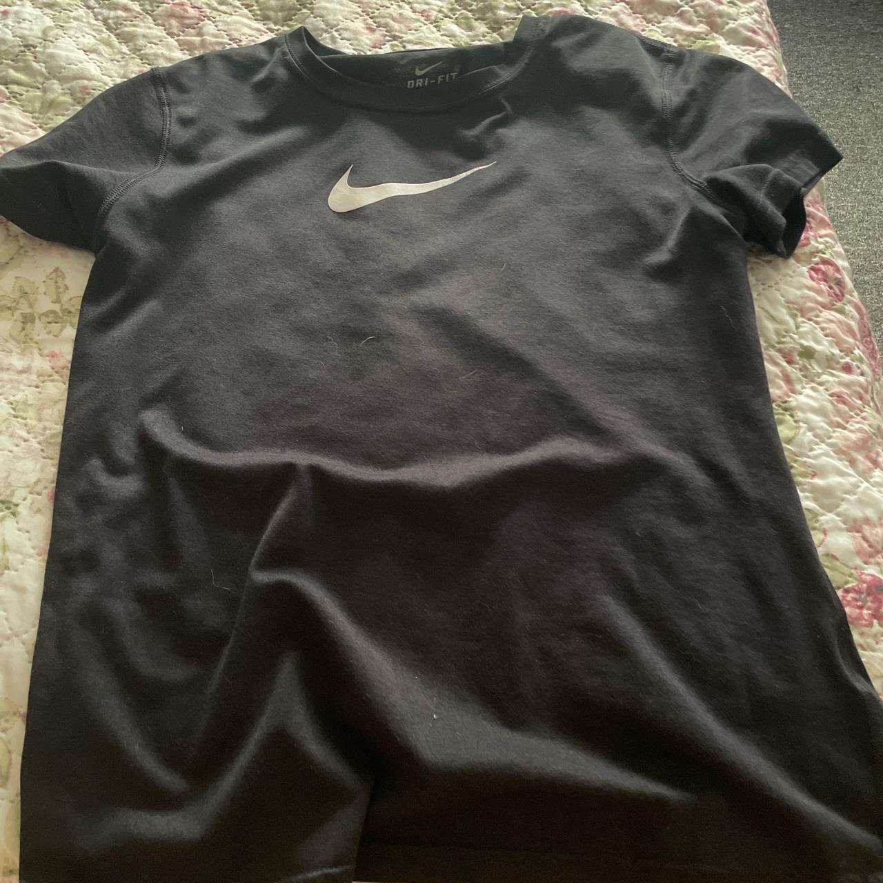 Nike Women's Black T-shirt | Depop