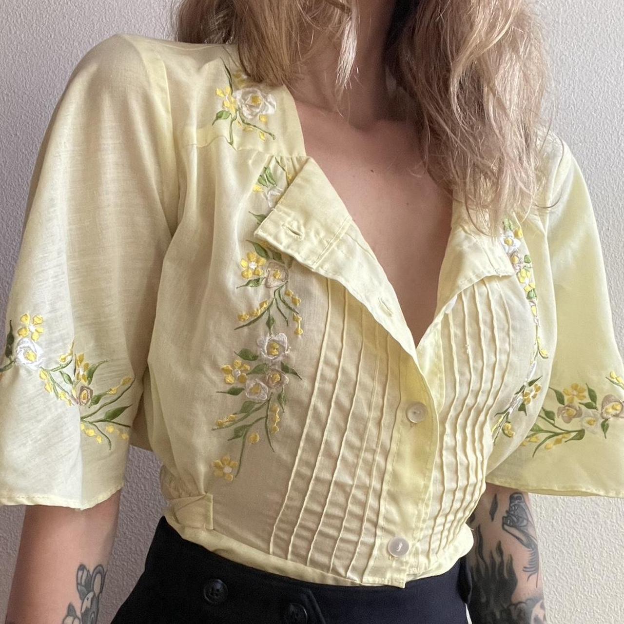 💐🌷gorgeous and versatile 70s vintage blouse with... - Depop