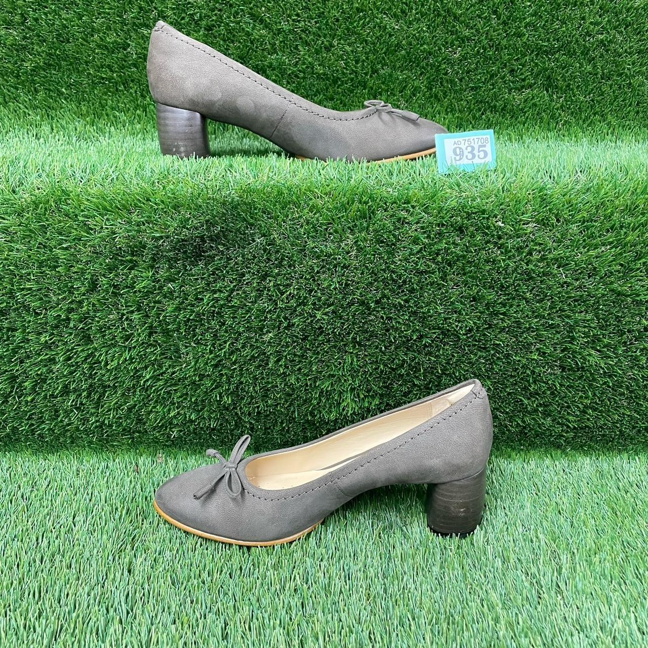 Clarks on sale grey pumps