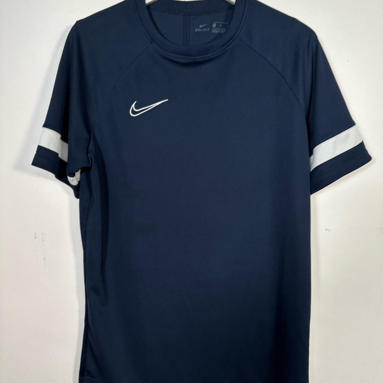 WM090 Nike navy and white Dri Fit t shirt. Size L. Depop