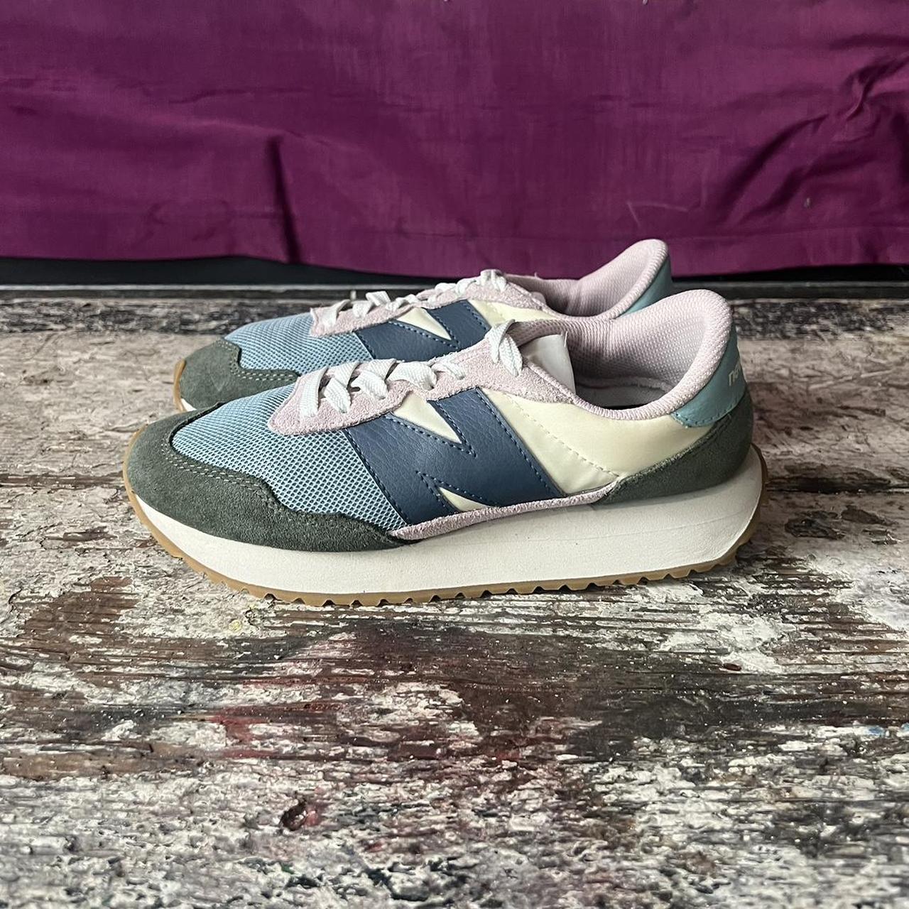 New Balance Women's Blue and Pink Trainers | Depop