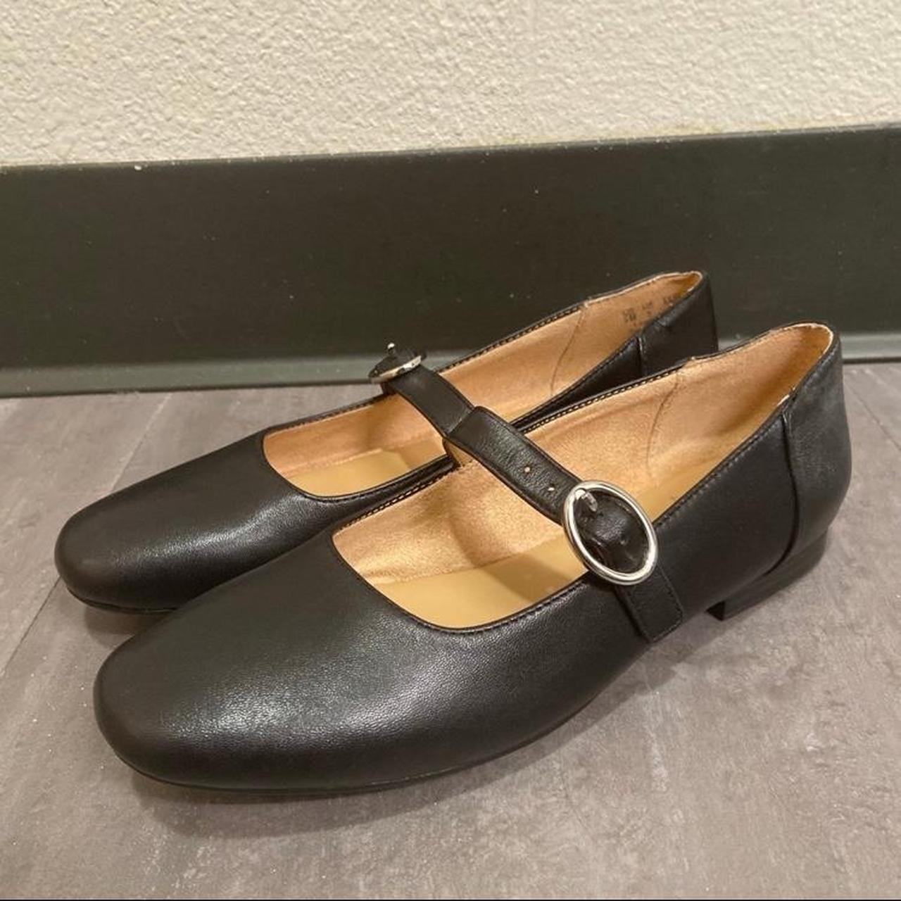 item listed by closetmontage