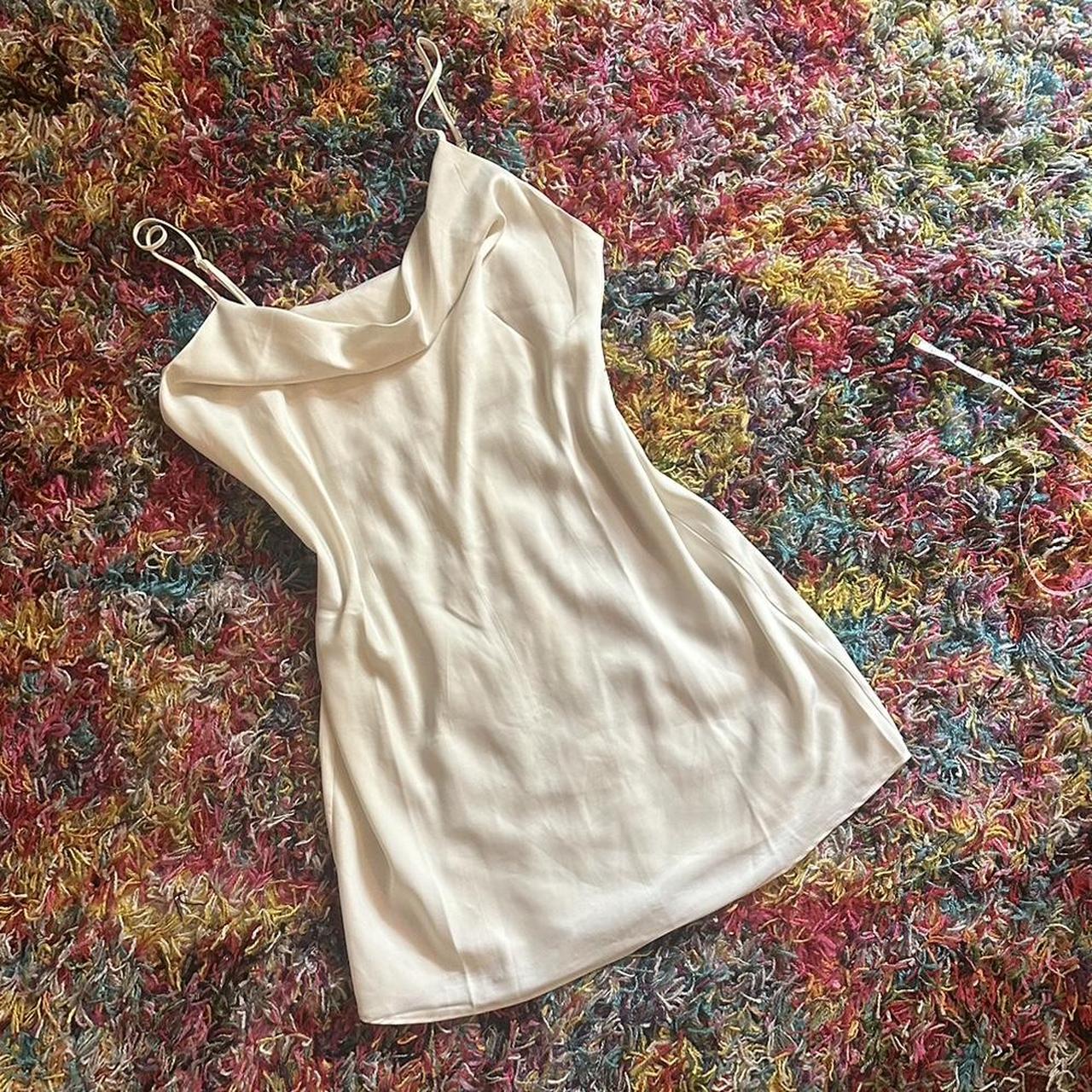 Flattering and high quality white silky dress - Depop