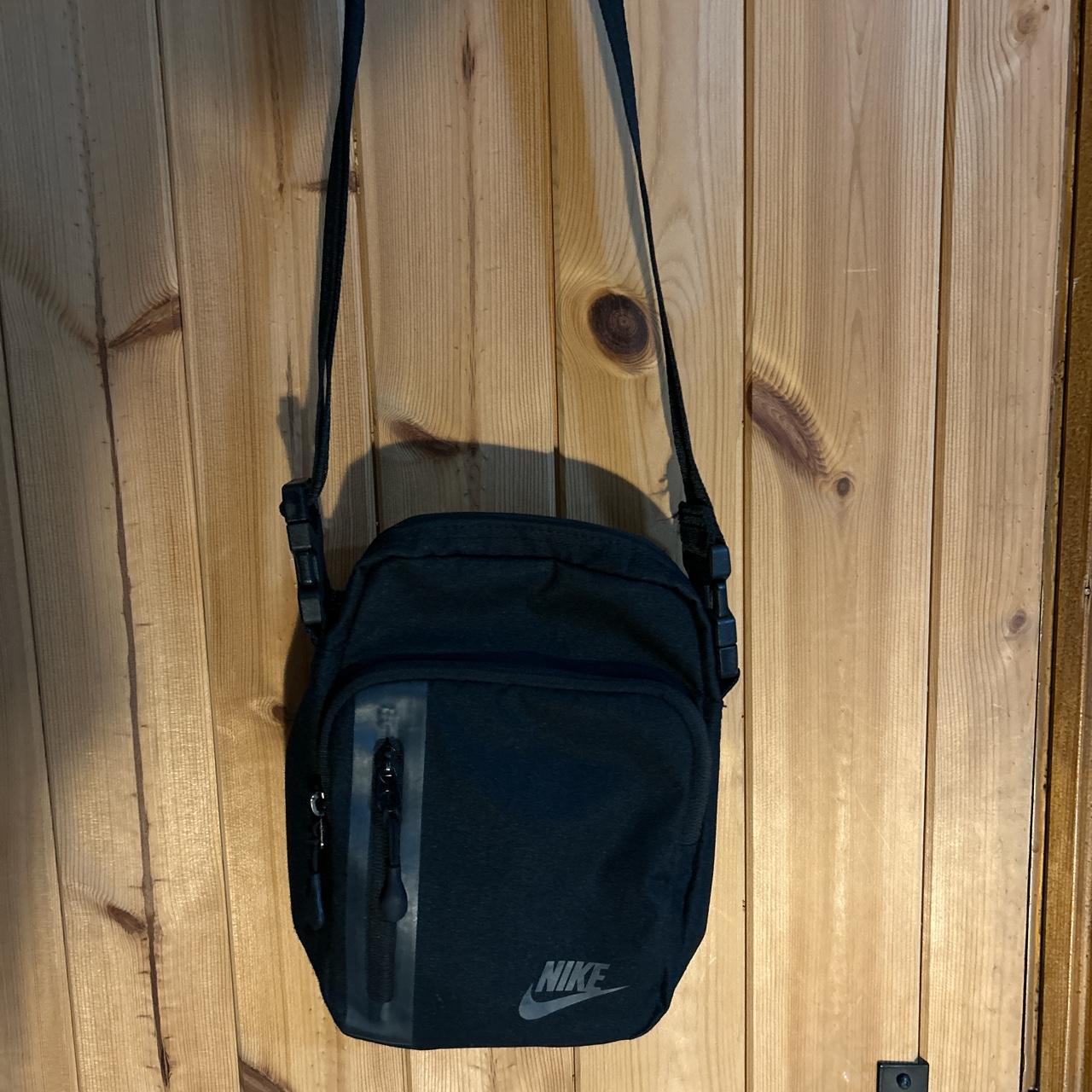 Nike tech sling discount bag