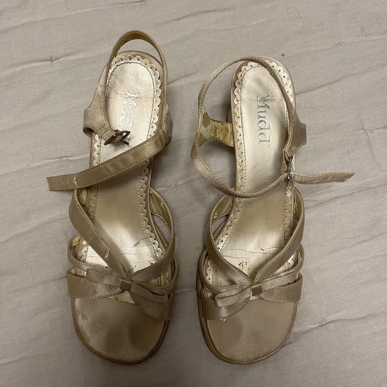 Adorable Mudd Gold Heels Marked size N/A: fits like... - Depop