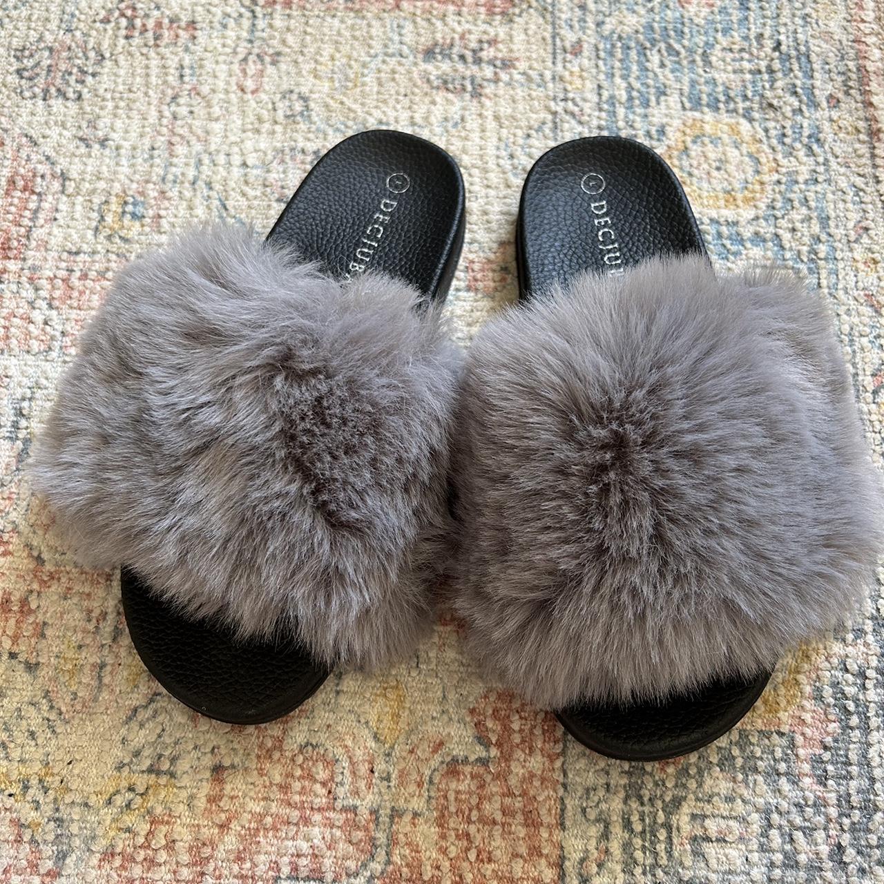 Gray on sale fluffy slides