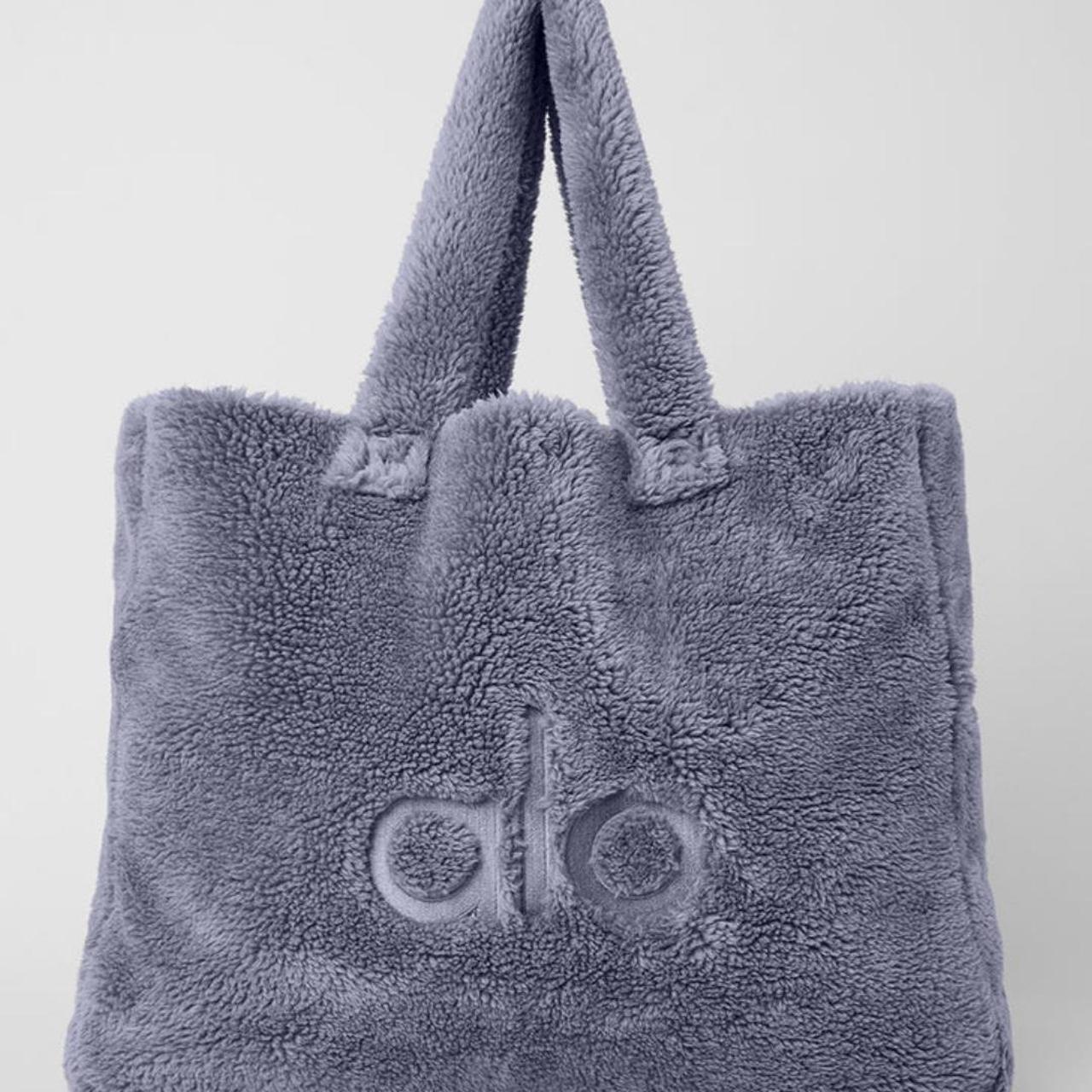 alo foxy sherpa tote free shipping Take your Depop alo foxy sherpa tote free shipping Take your Depop