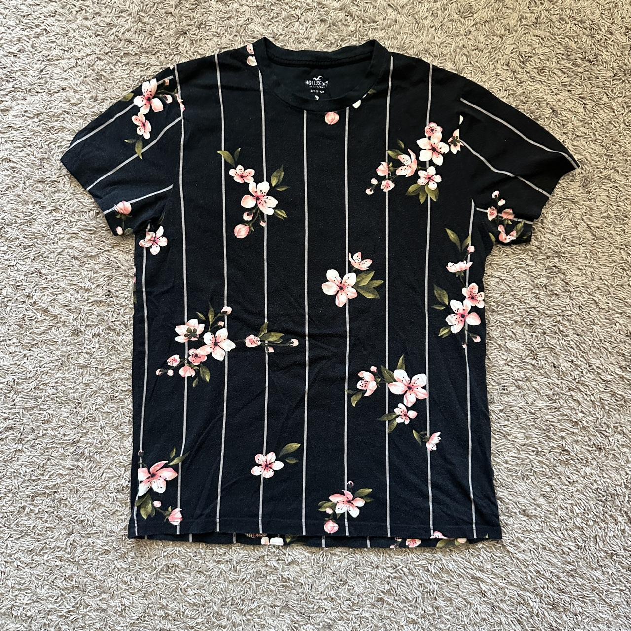 Hollister flower t shirt Used design has no flaws. Depop