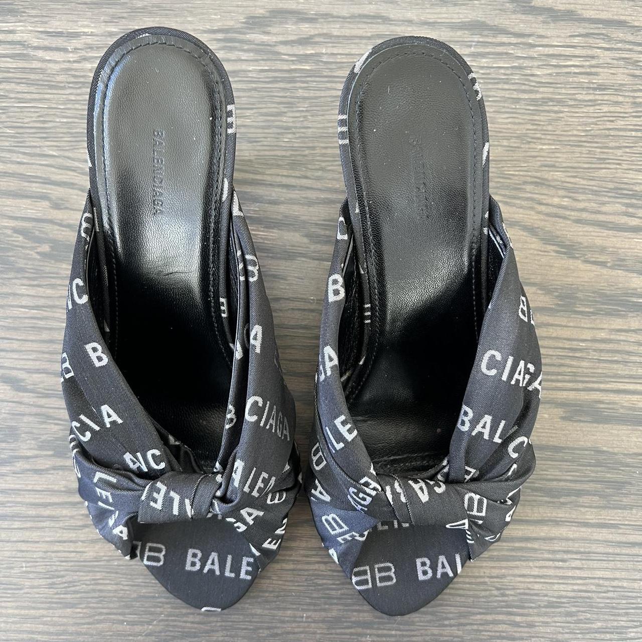 balenciaga drapy ポインテッドミュール BALENCIAGA Jacquard Allover Logo Drapy 80mm Sandals | Depop