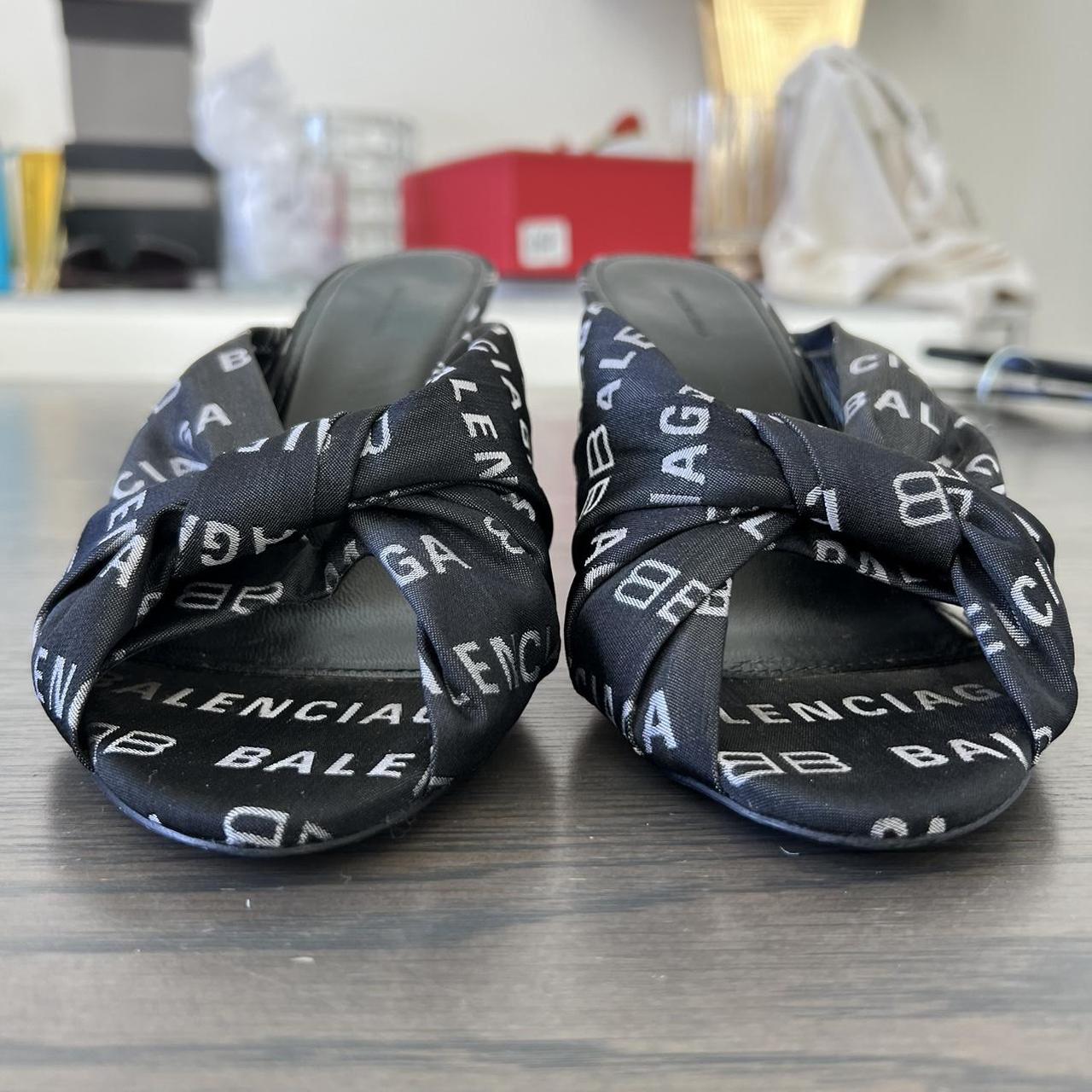 balenciaga drapy ポインテッドミュール BALENCIAGA Jacquard Allover Logo Drapy 80mm Sandals | Depop