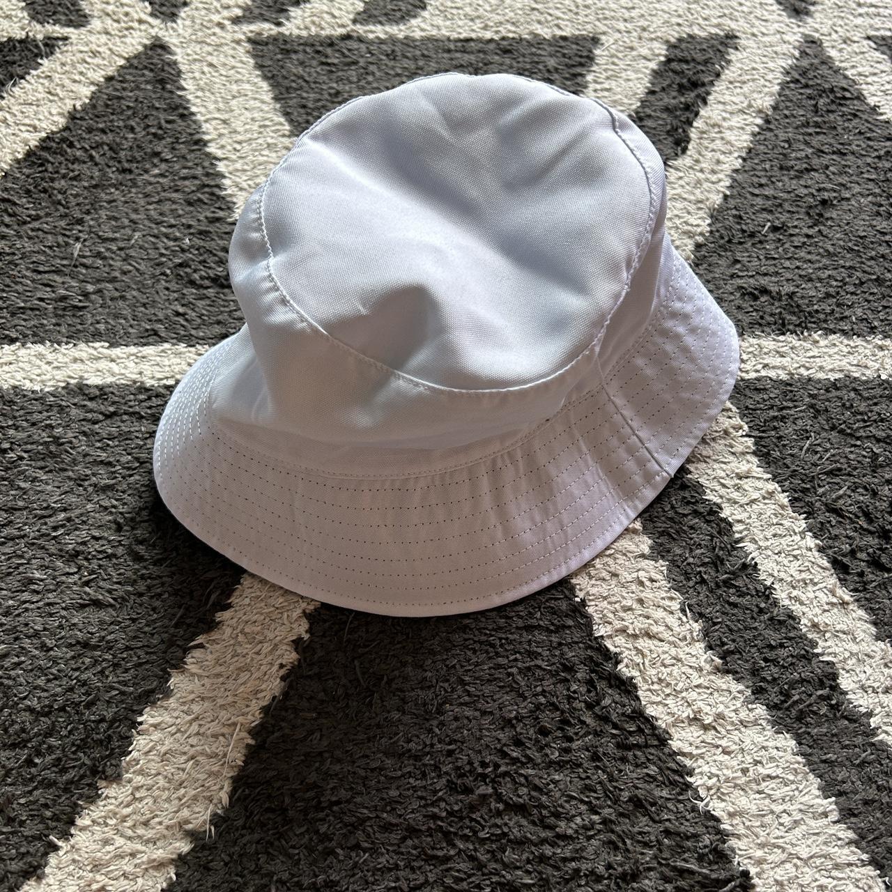 White + daisy bucket hat - Depop