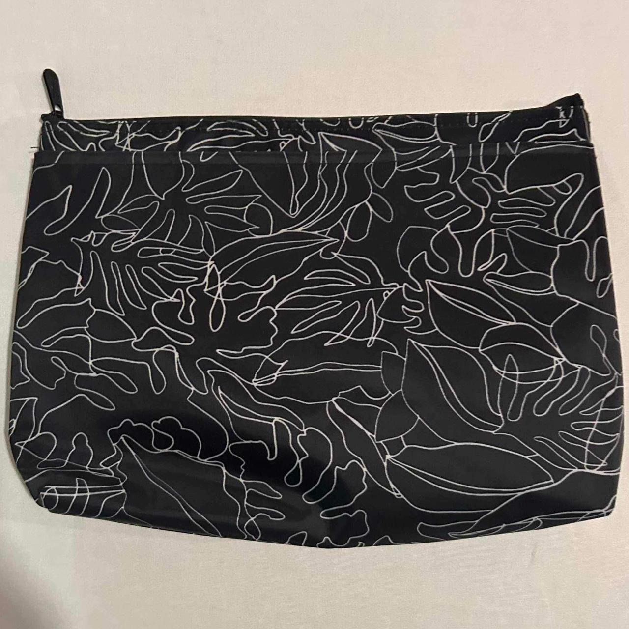 ThirtyOne Insulated Zipper Pouch 'Linework Leaves'... Depop