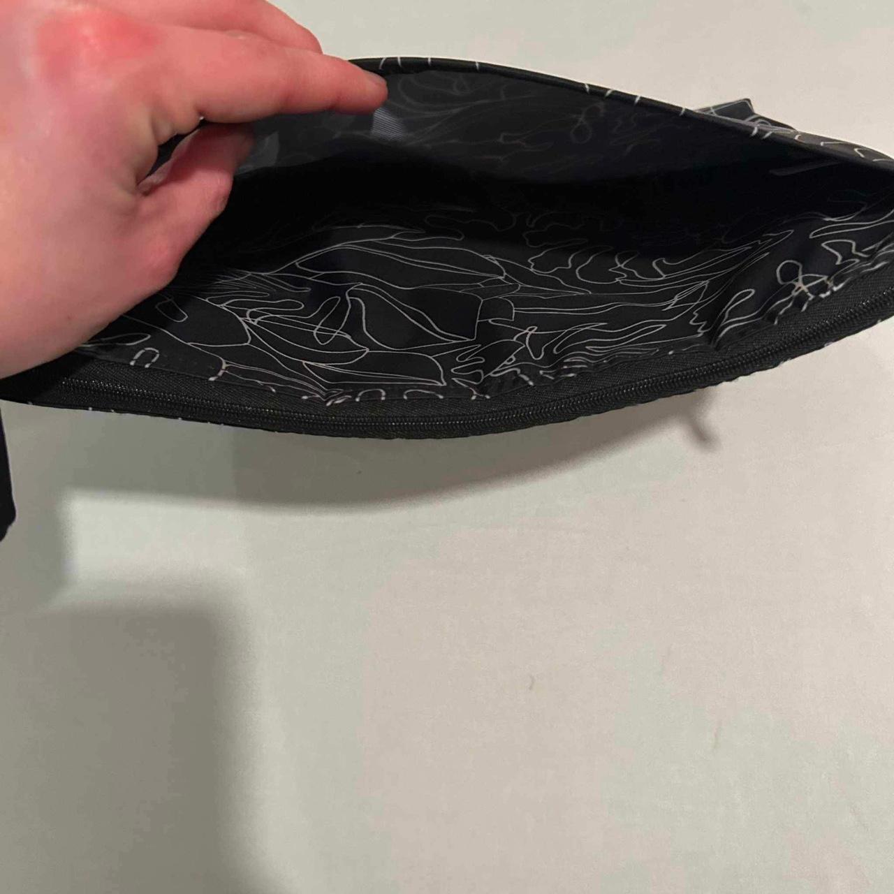 ThirtyOne Insulated Zipper Pouch 'Linework Leaves'... Depop