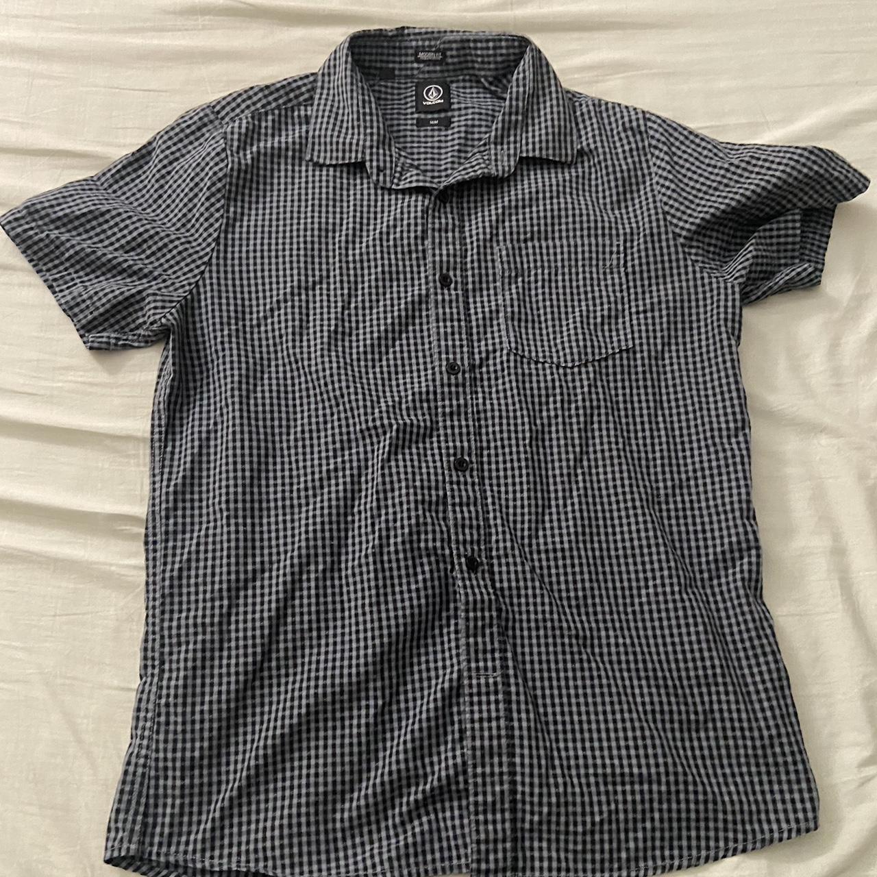 VOLCOM BUTTON UP shit is fire but it fits like men’s... - Depop