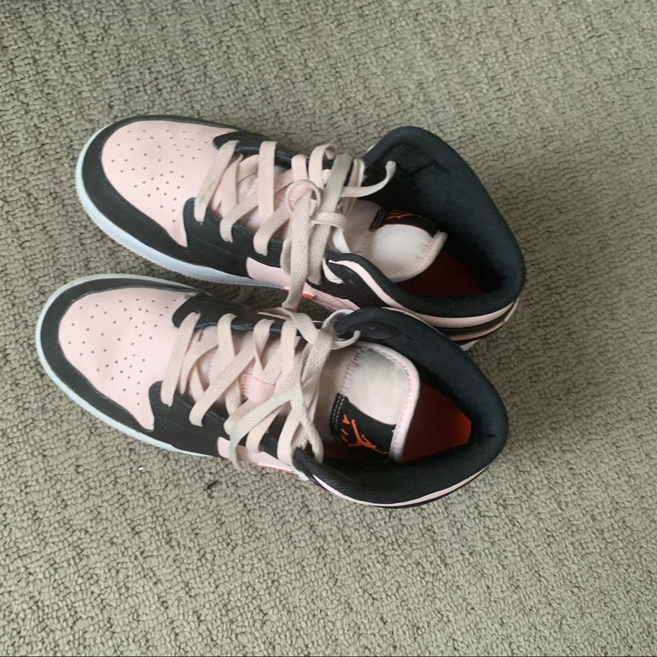 Nike Women's Pink and Black Trainers | Depop