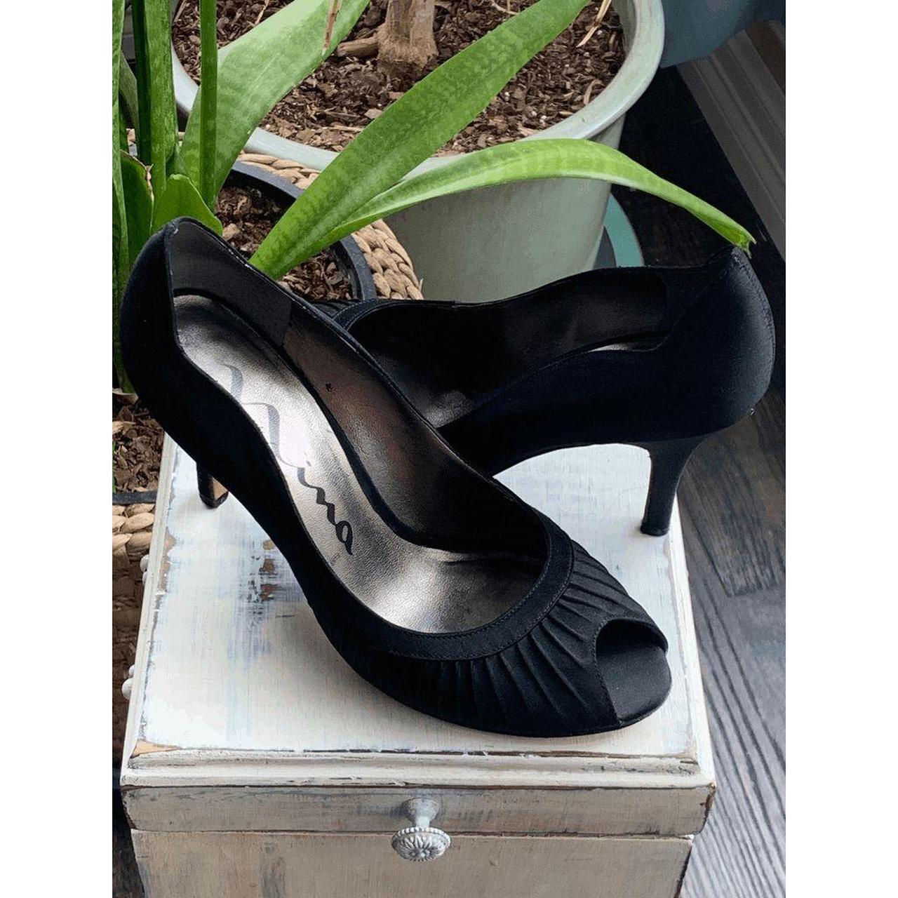 Nina black hot sale satin pumps