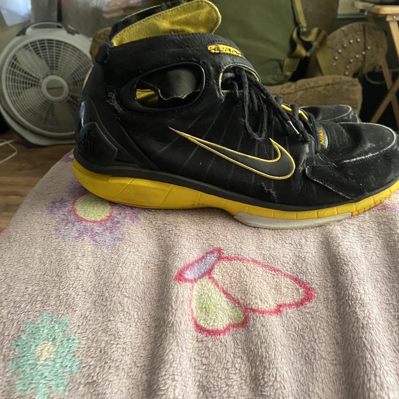 Kobe 2004 vintage Nike basketball shoes in fair. Depop