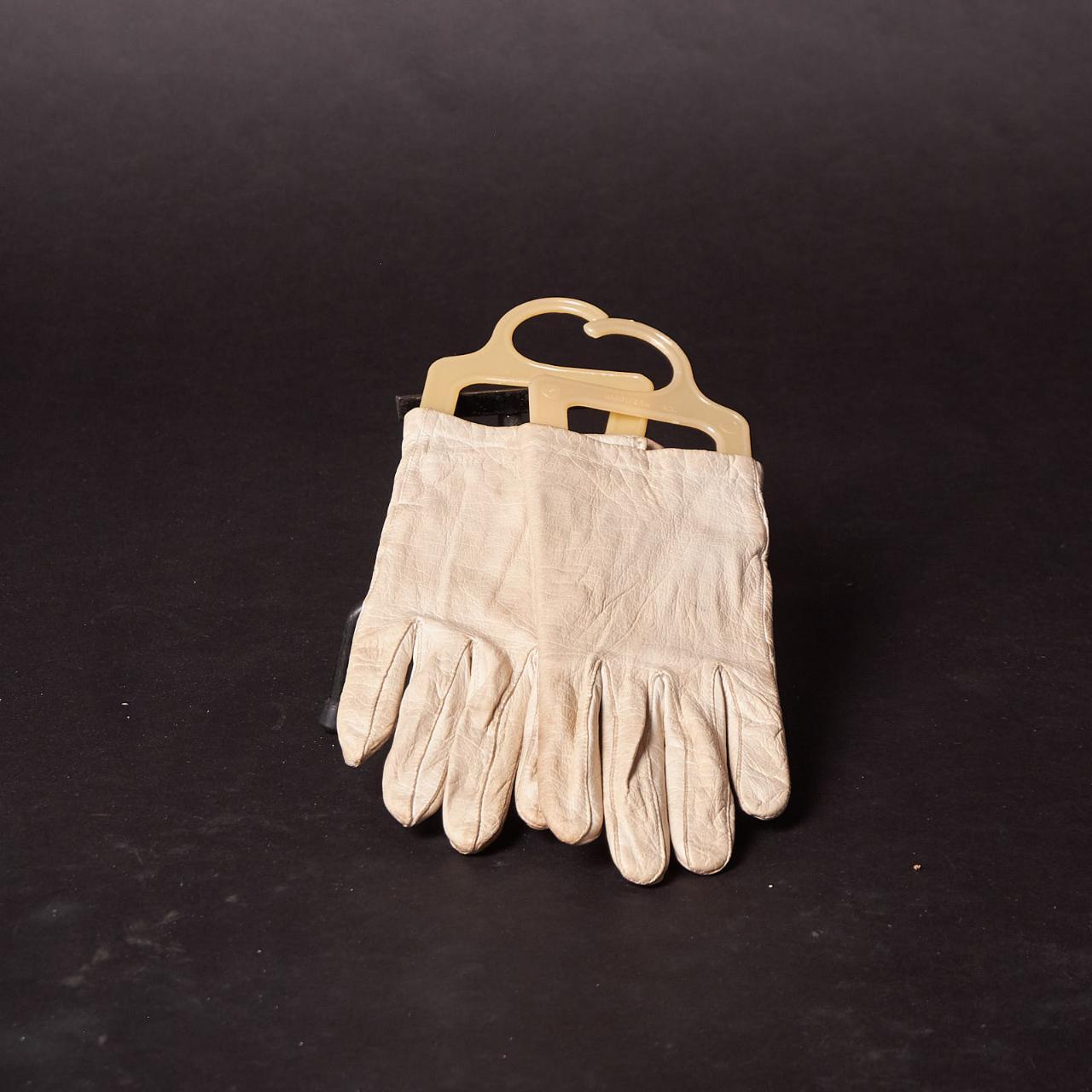 Cleaning and Conditioning a Glove from the 1950s! 